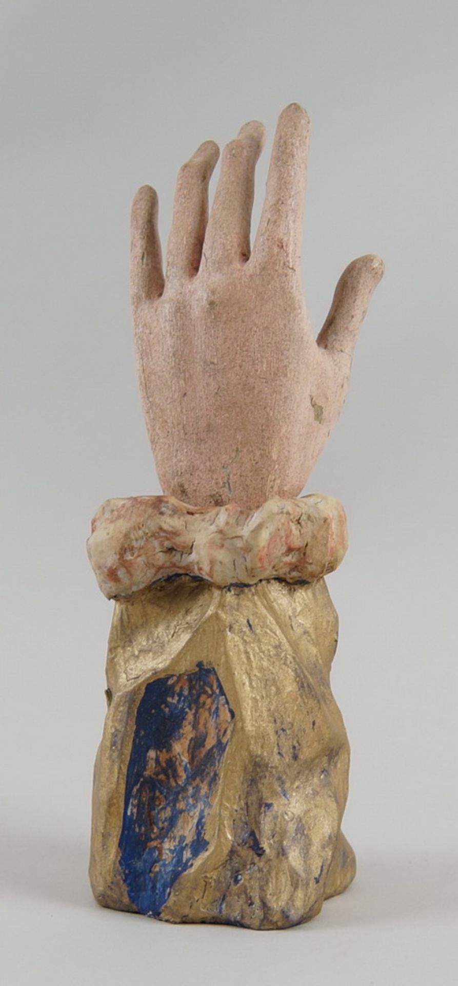 Reliquienhand, Holz geschnitzt und gefasst, mit üppiger Goldstrickerei und Reliquie hinter - Bild 4 aus 9