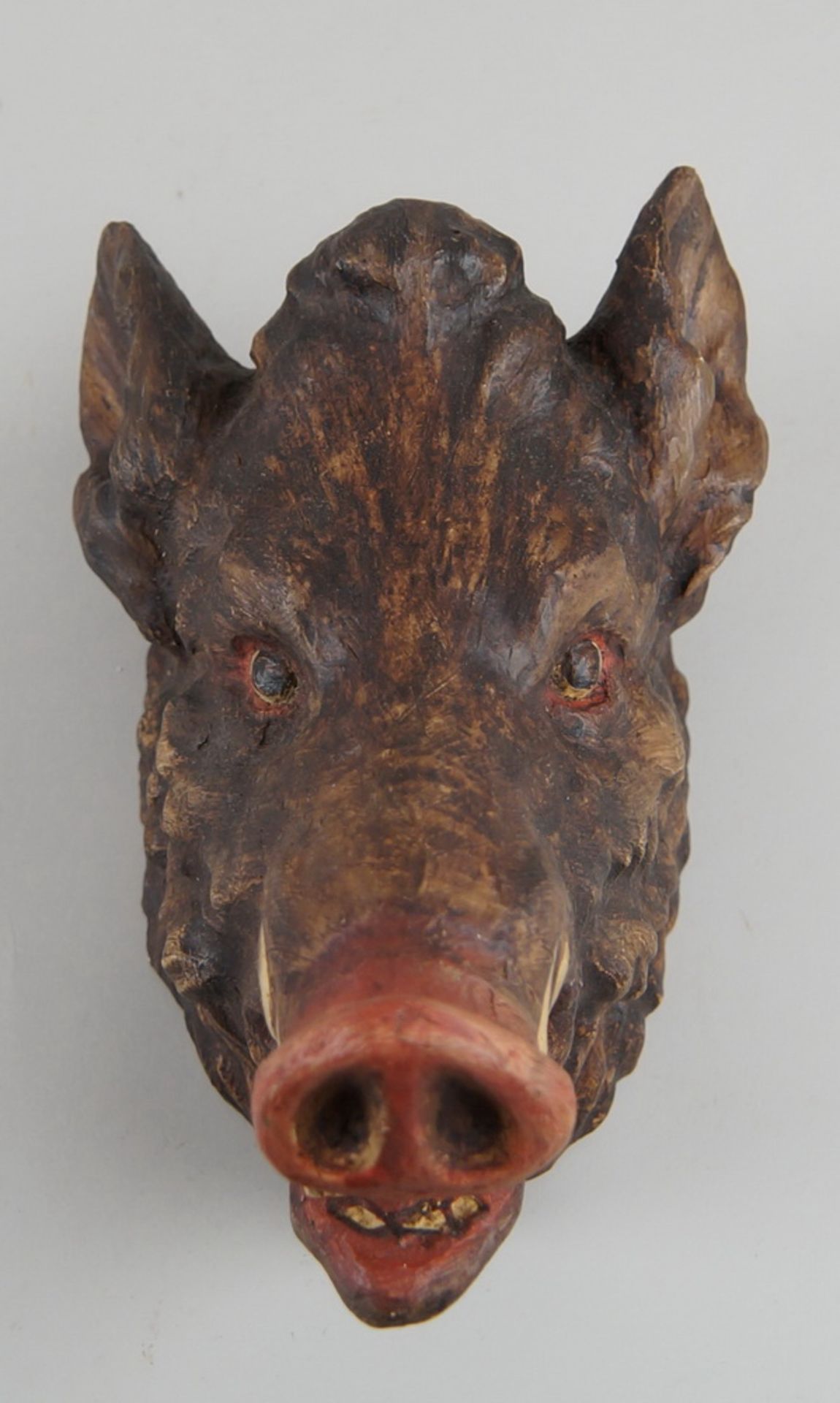 Saukopf / Wildschwein / Eber, Holz geschnitzt und gefasst, auf Brett zum hängen, H 27 cm - Bild 2 aus 6