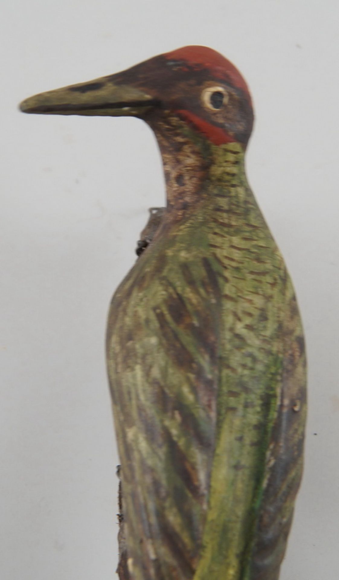 Singvogel/Grünspecht auf Ast, Holz geschnitzt und bemalt, 27x10x8 cm