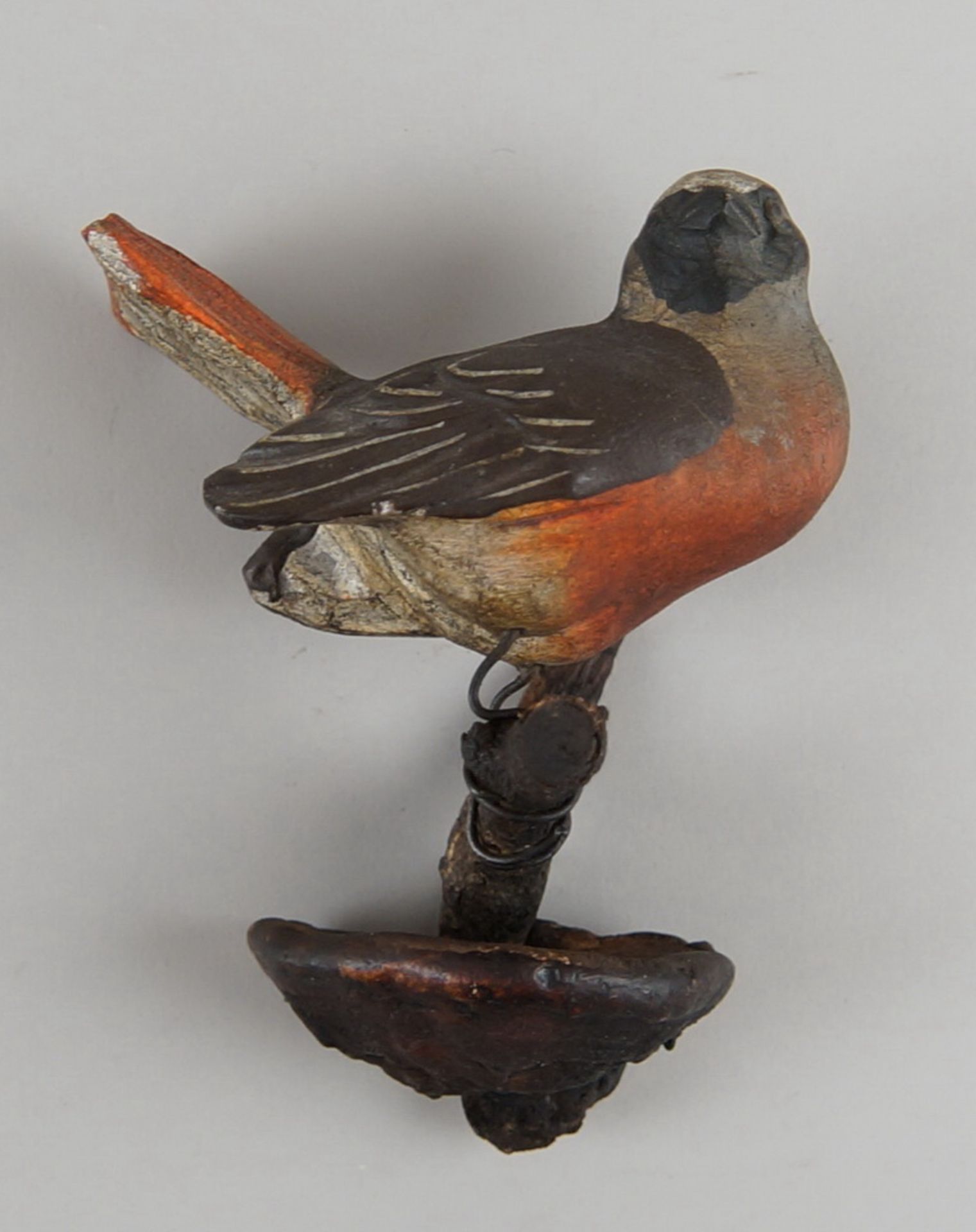 Singvogel auf Ast, Holz geschnitzt und bemalt, 12x10x6 cm