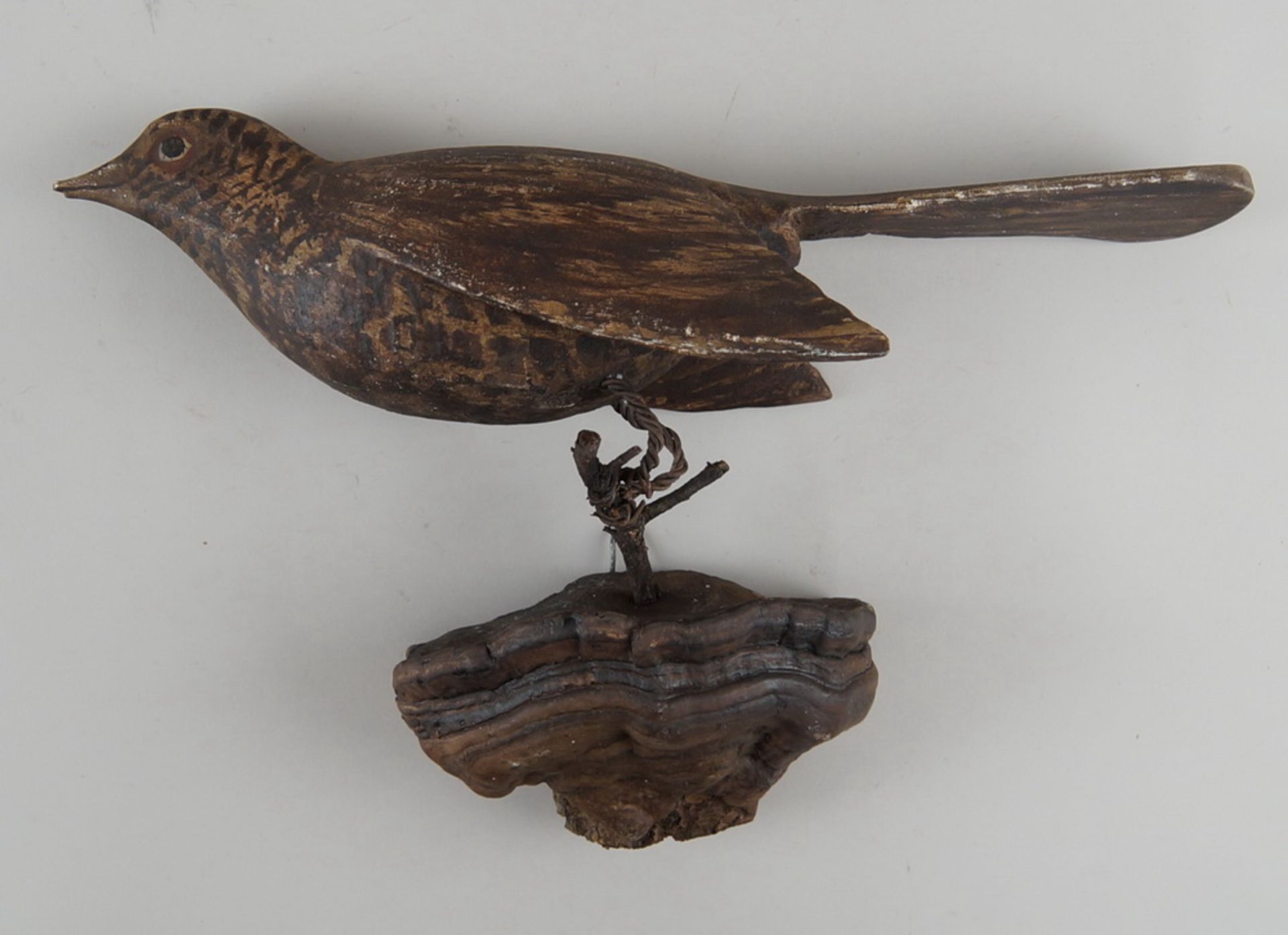 Grosser Singvogel auf Ast, Holz geschnitzt und gefasst, L 42 cm