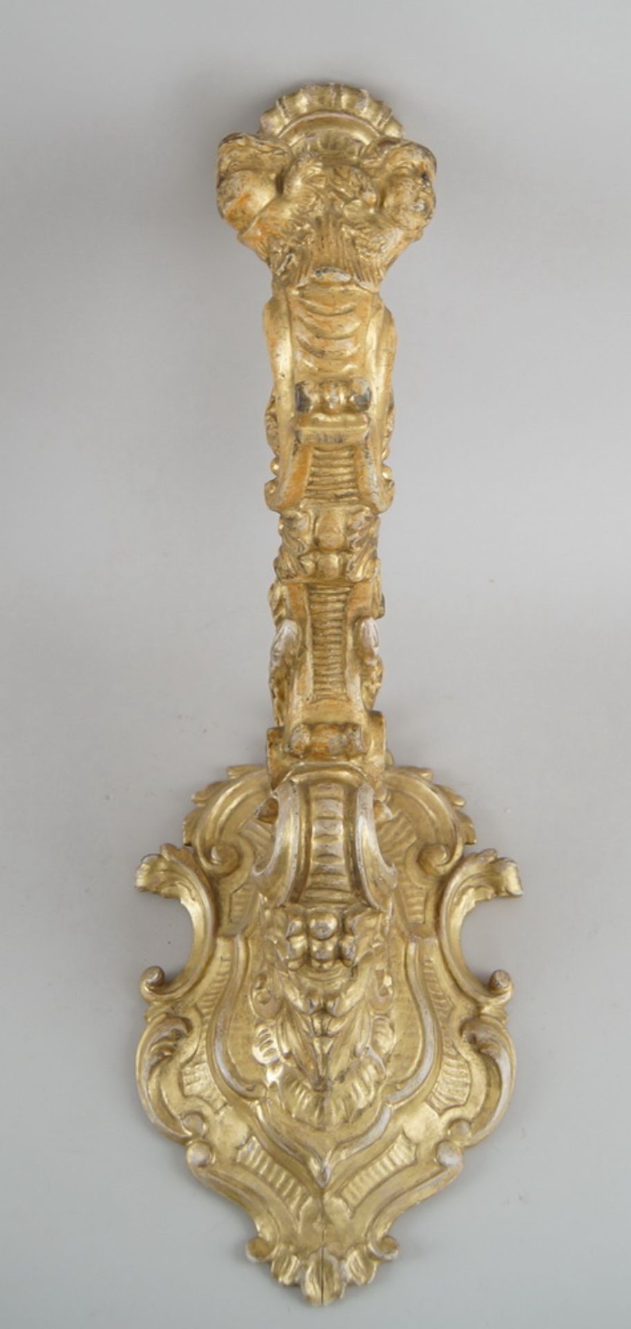 Prunkvoll geschnitzter Wandkerzenleuchter, vergoldet, 18. JH, Altersspuren, L 36 cm, H 49 - Bild 4 aus 11