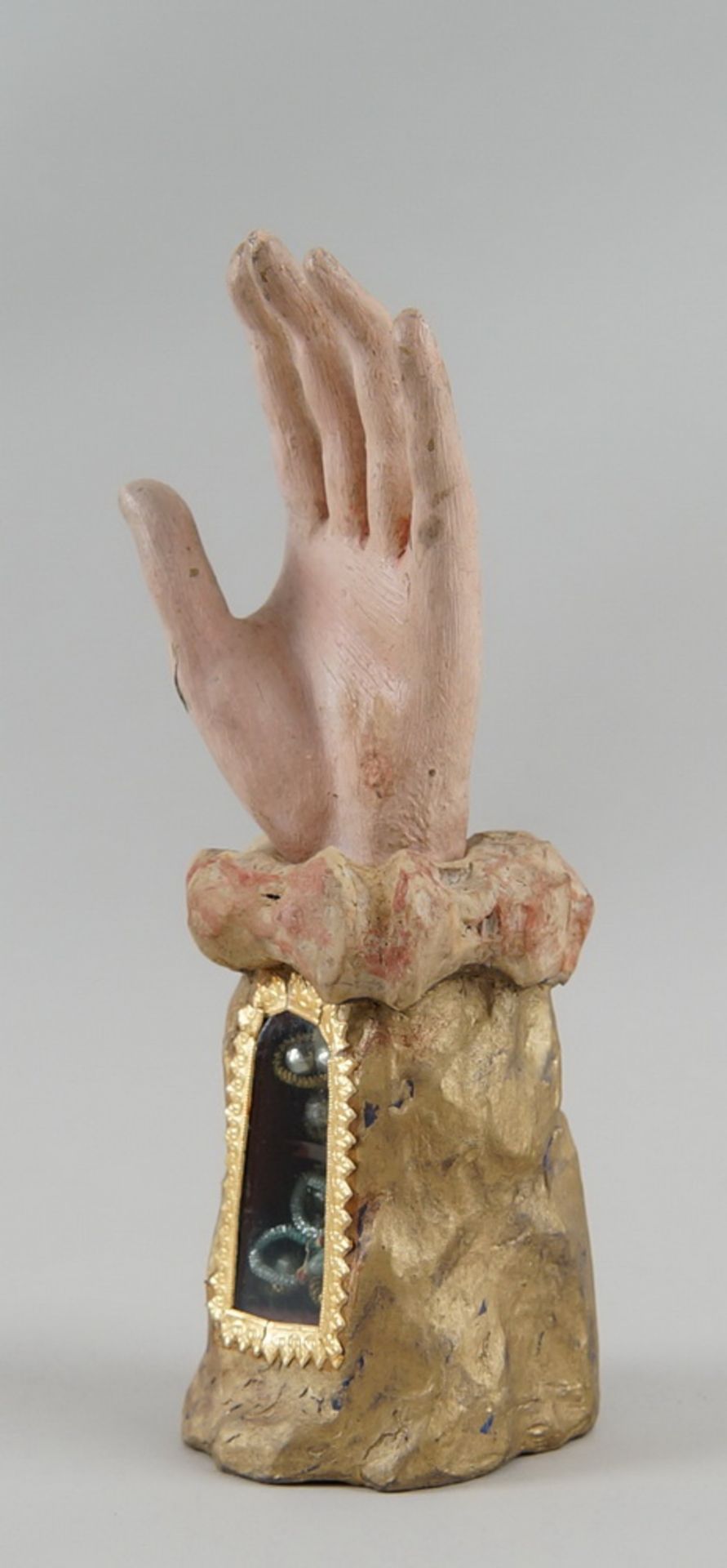 Reliquienhand, Holz geschnitzt und gefasst, mit üppiger Goldstrickerei und Reliquie hinter - Bild 2 aus 9