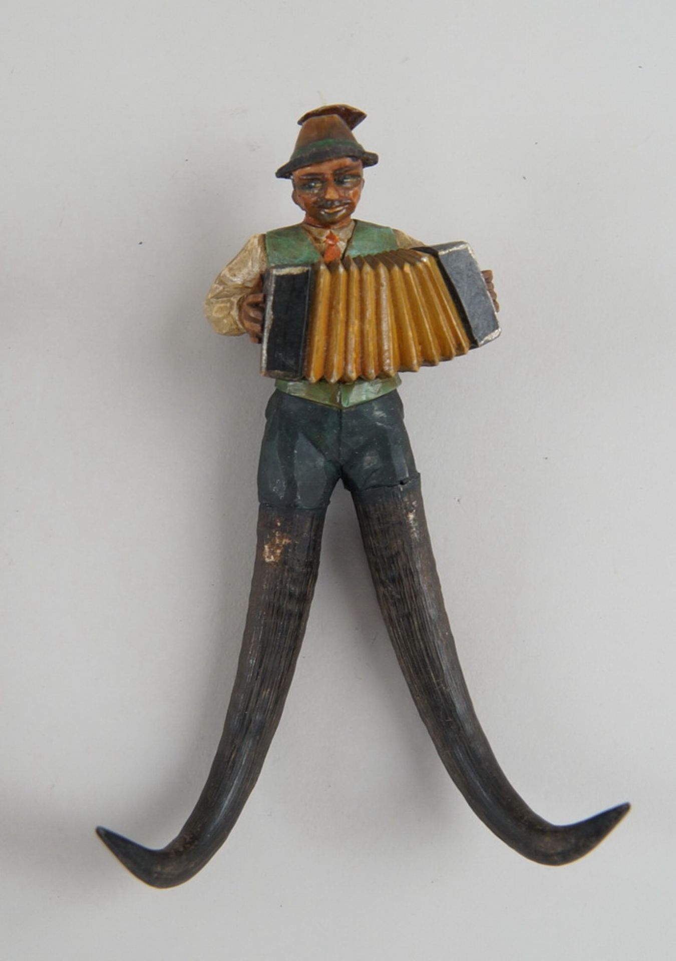 Zwei musizierende Gamsmanderl, Holz geschnitzt und gefasst, mit Horn,15/17cm - Bild 4 aus 5