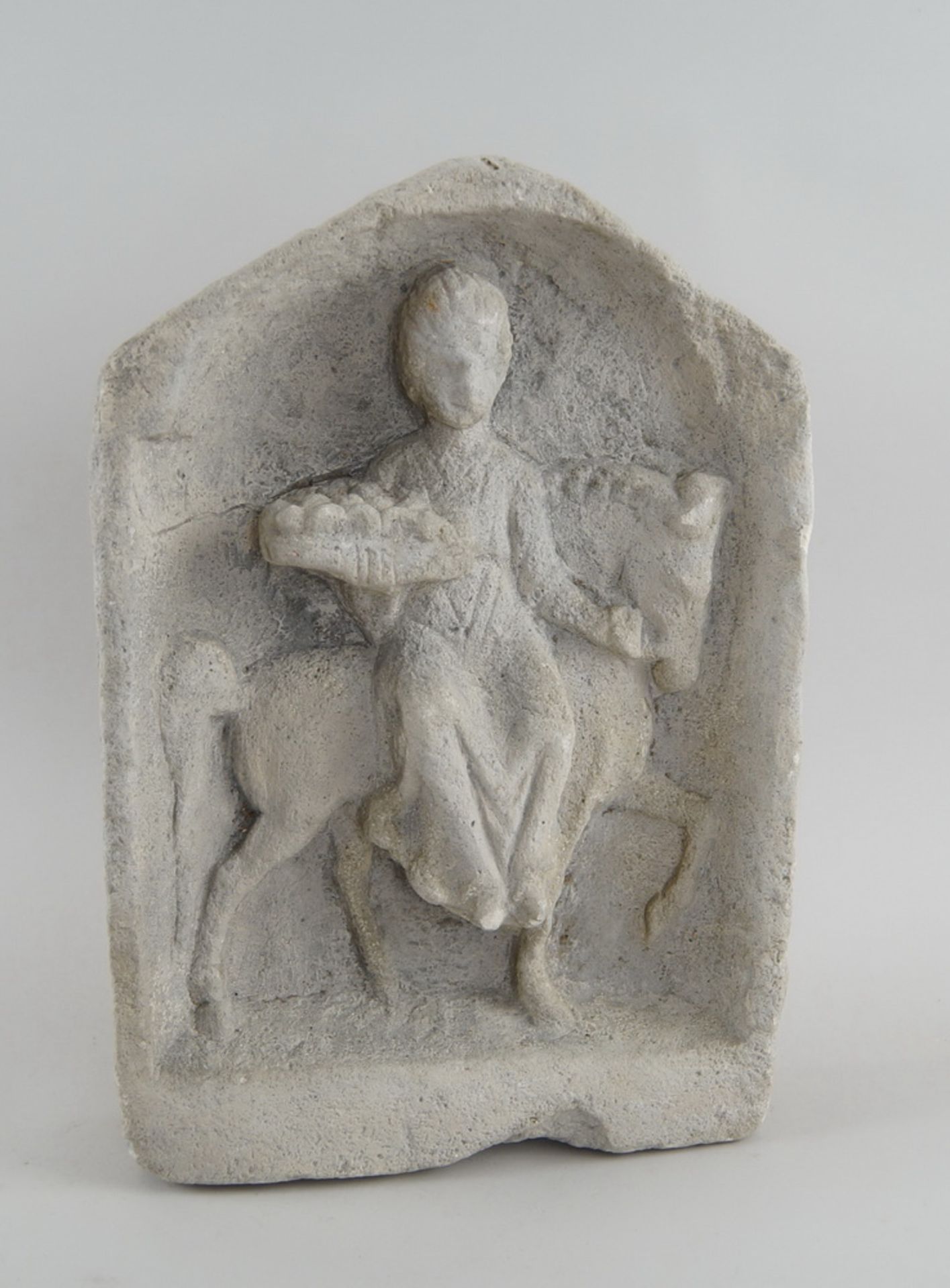 Steinrelief, Frau mit Obstkorb auf einem Pferd, 43x27x7cm