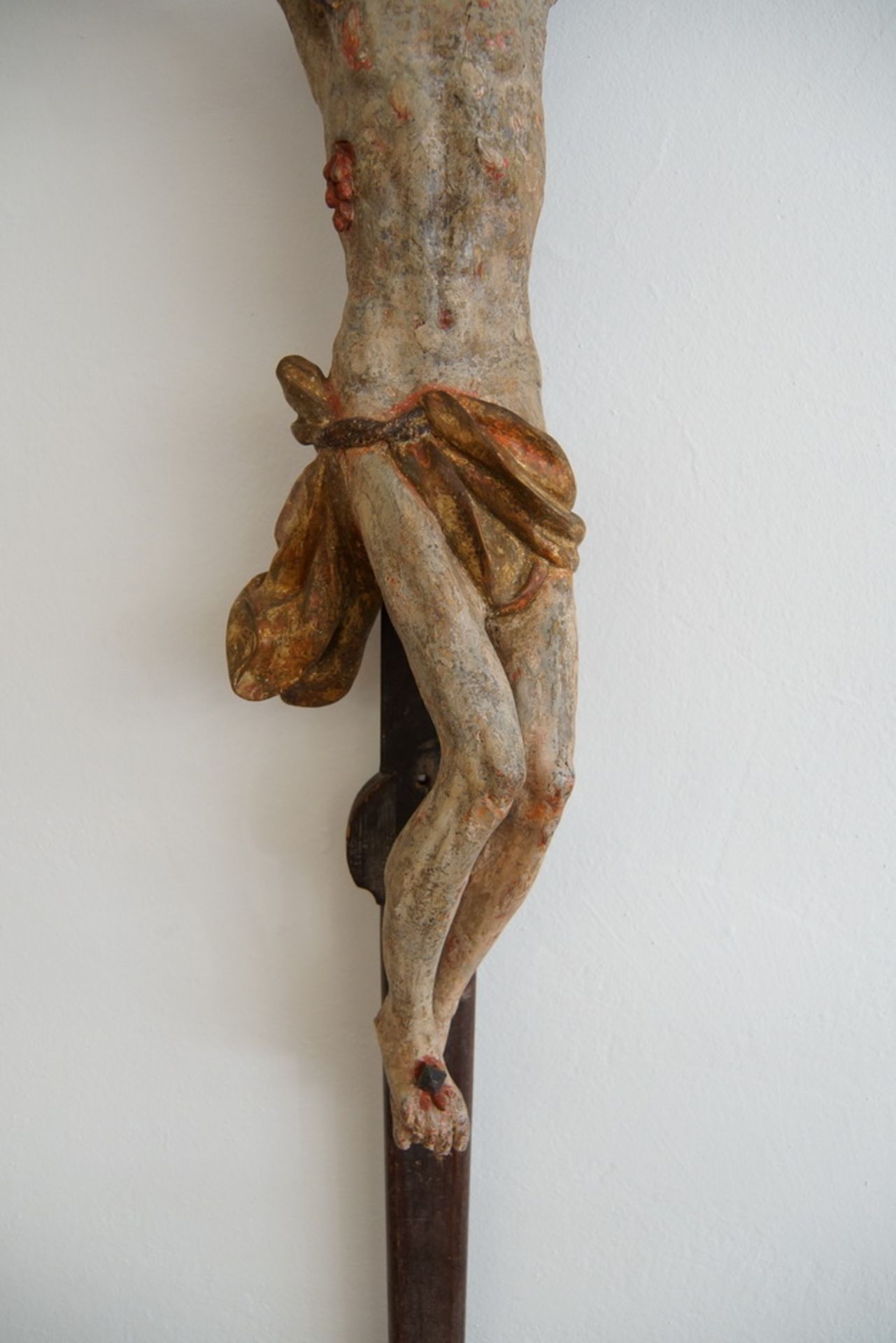 Vortragekreuz / Kruzifix mit Korpus Christi, Holz geschnitzt und gefasst, Altersspuren, - Bild 3 aus 4