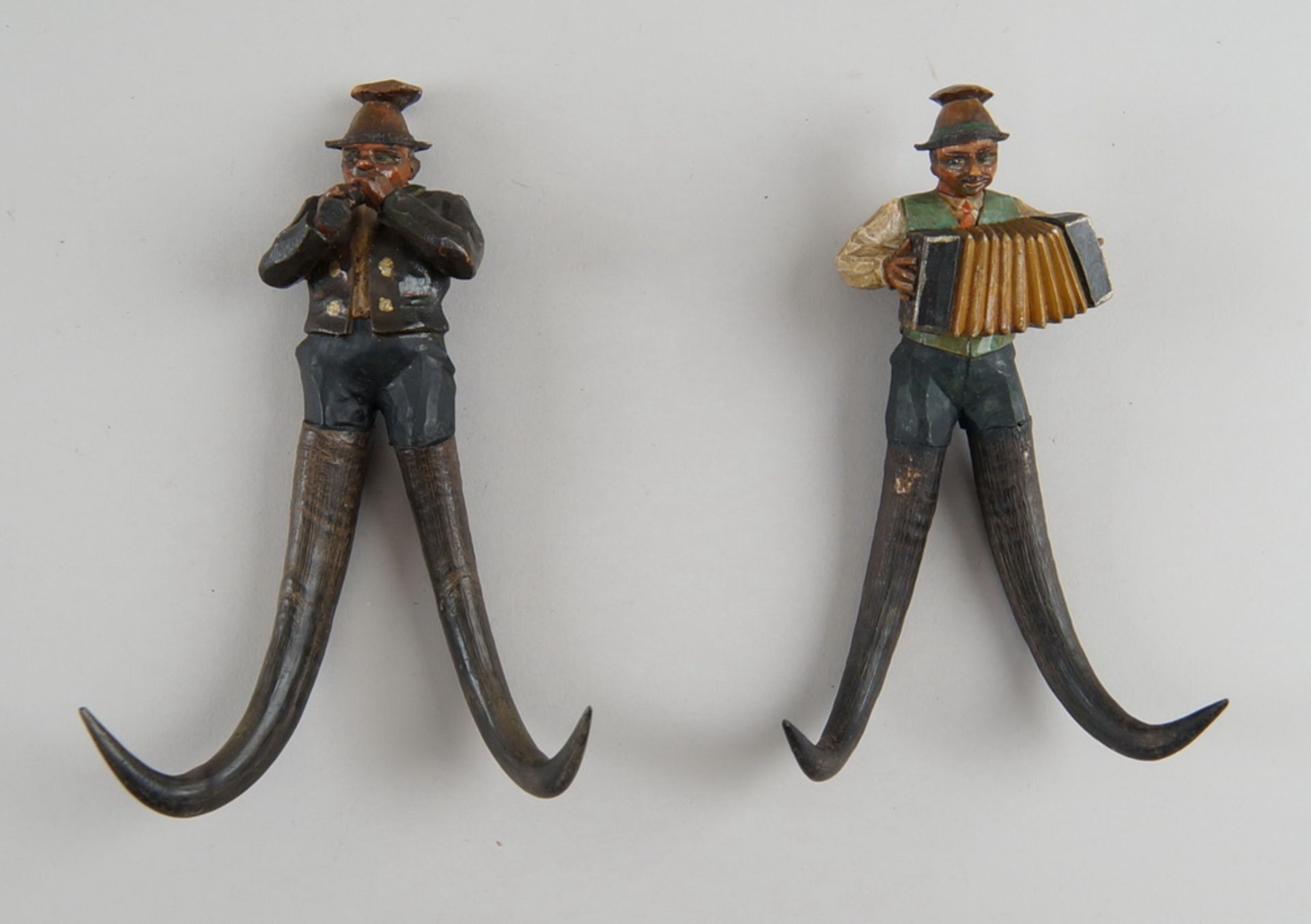 Zwei musizierende Gamsmanderl, Holz geschnitzt und gefasst, mit Horn,15/17cm - Bild 2 aus 5