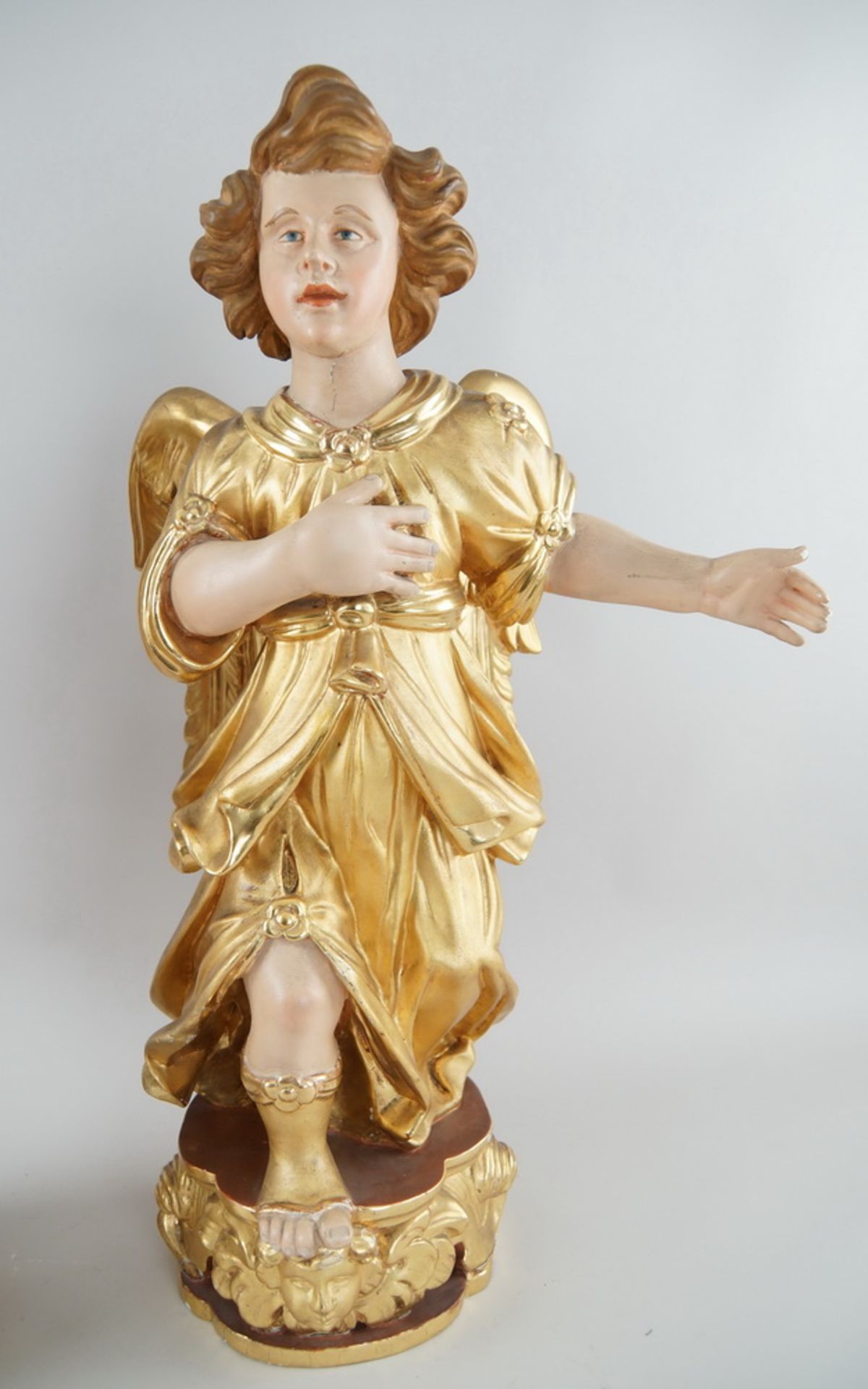 Zwei anmutende Engel mit Flügel, 18./19. JH, Holz geschnitzt und gefasst, vergoldet, - Bild 4 aus 6