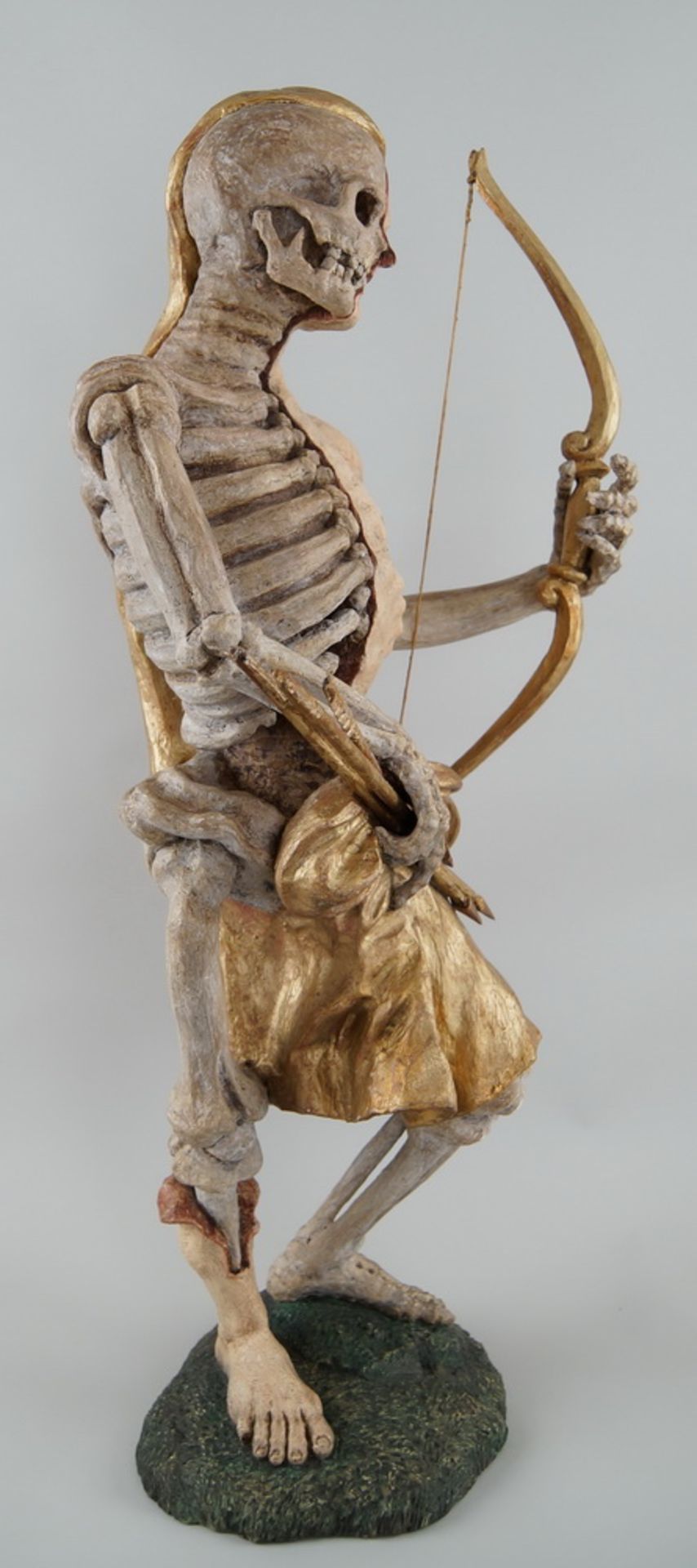 Memento Mori Skulptur mit Pfeil und Bogen, stehende, skelettierte Figur in Holz geschnitzt - Bild 2 aus 10