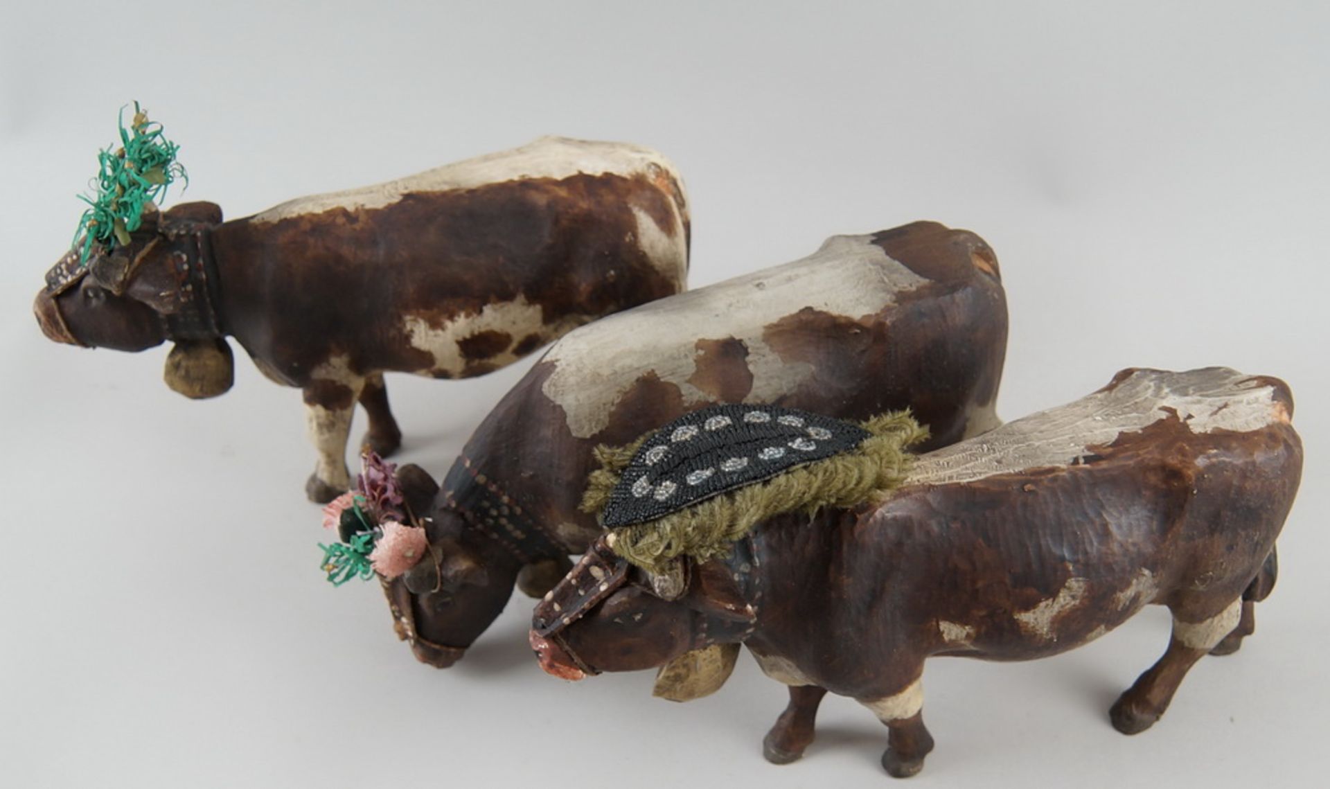 Drei Kühe mit prächtigen Almbuschen, Holz geschnitzt und gefasst, detailgetreu gearbeitet, - Bild 4 aus 9