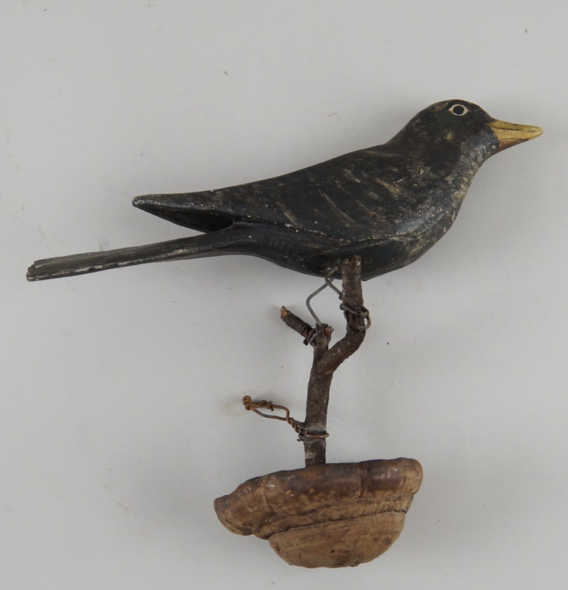 Singvogel/Amsel auf Ast, Holz geschnitzt und bemalt, 25x27x8cm