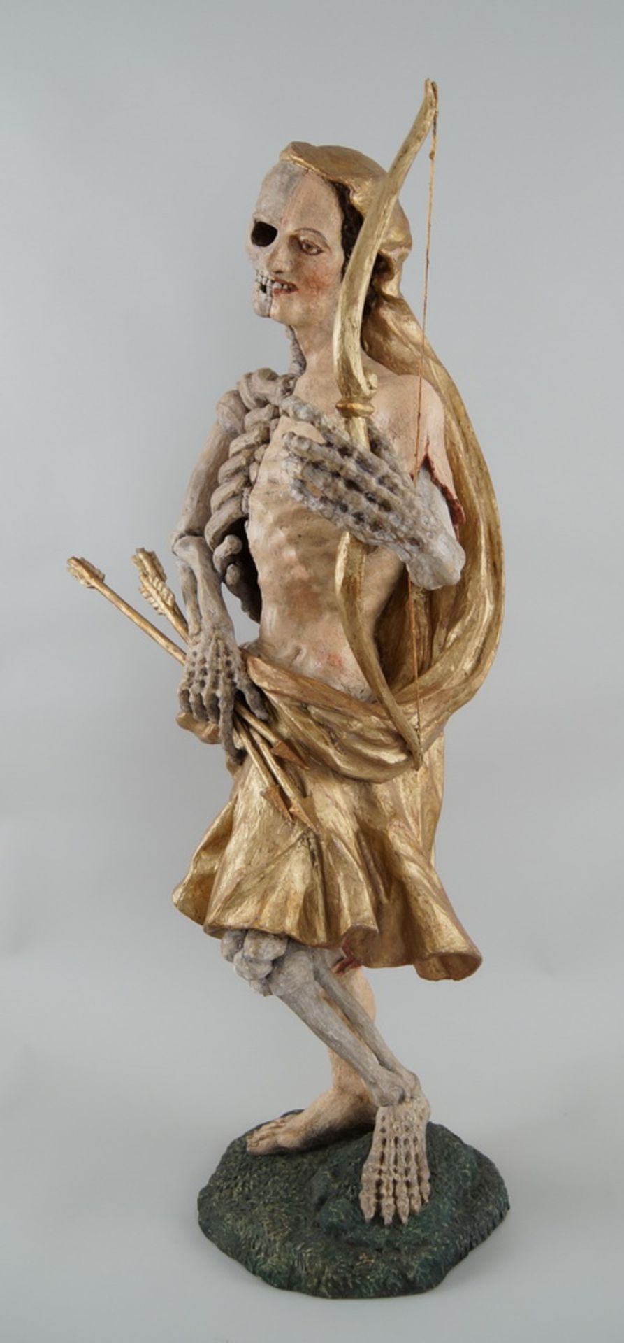 Memento Mori Skulptur mit Pfeil und Bogen, stehende, skelettierte Figur in Holz geschnitzt - Bild 5 aus 10