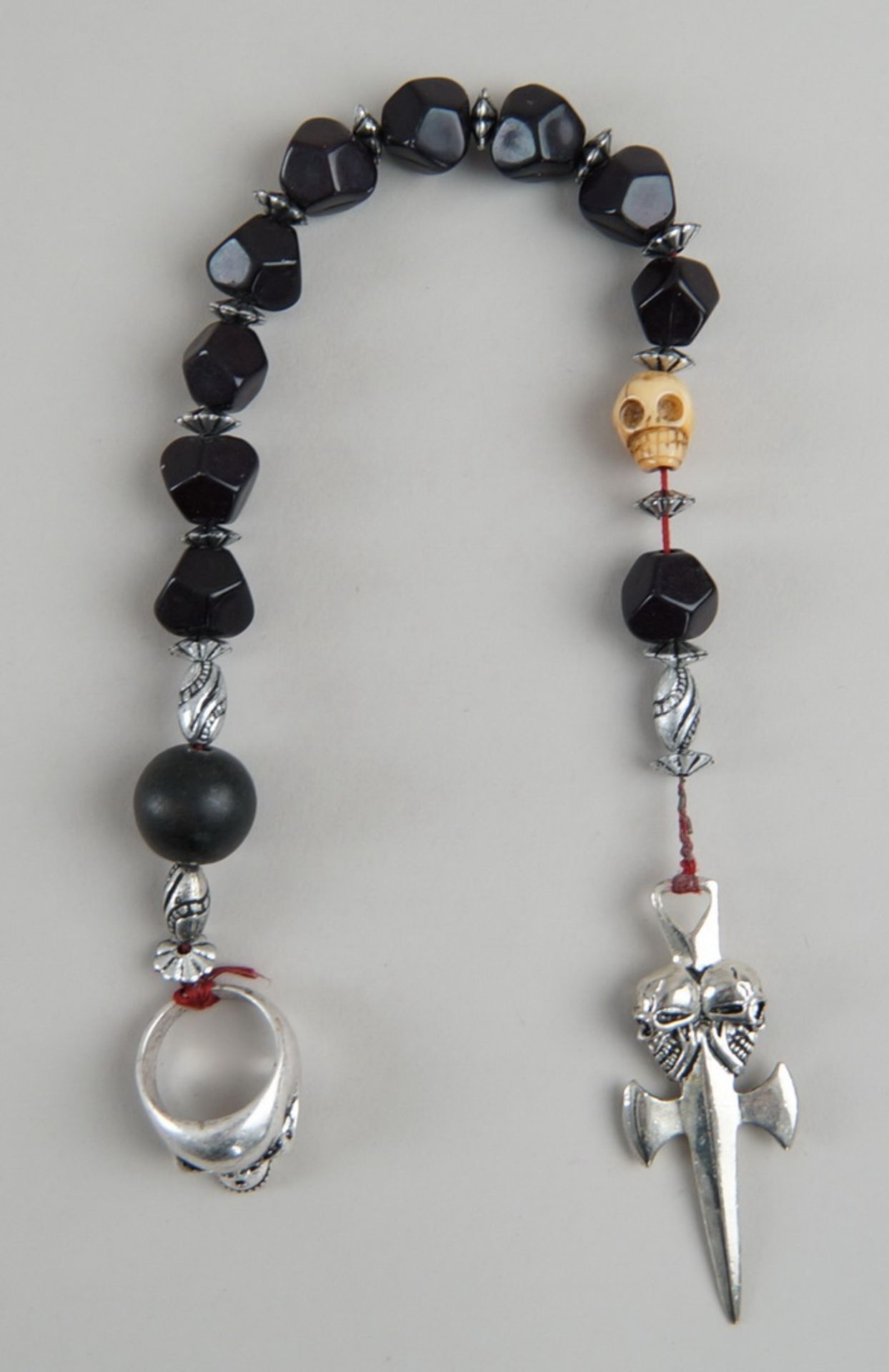 Faulenzer / Gebetskette mit Silberring und Totenkopf, kleines Kreuz, L 38cm