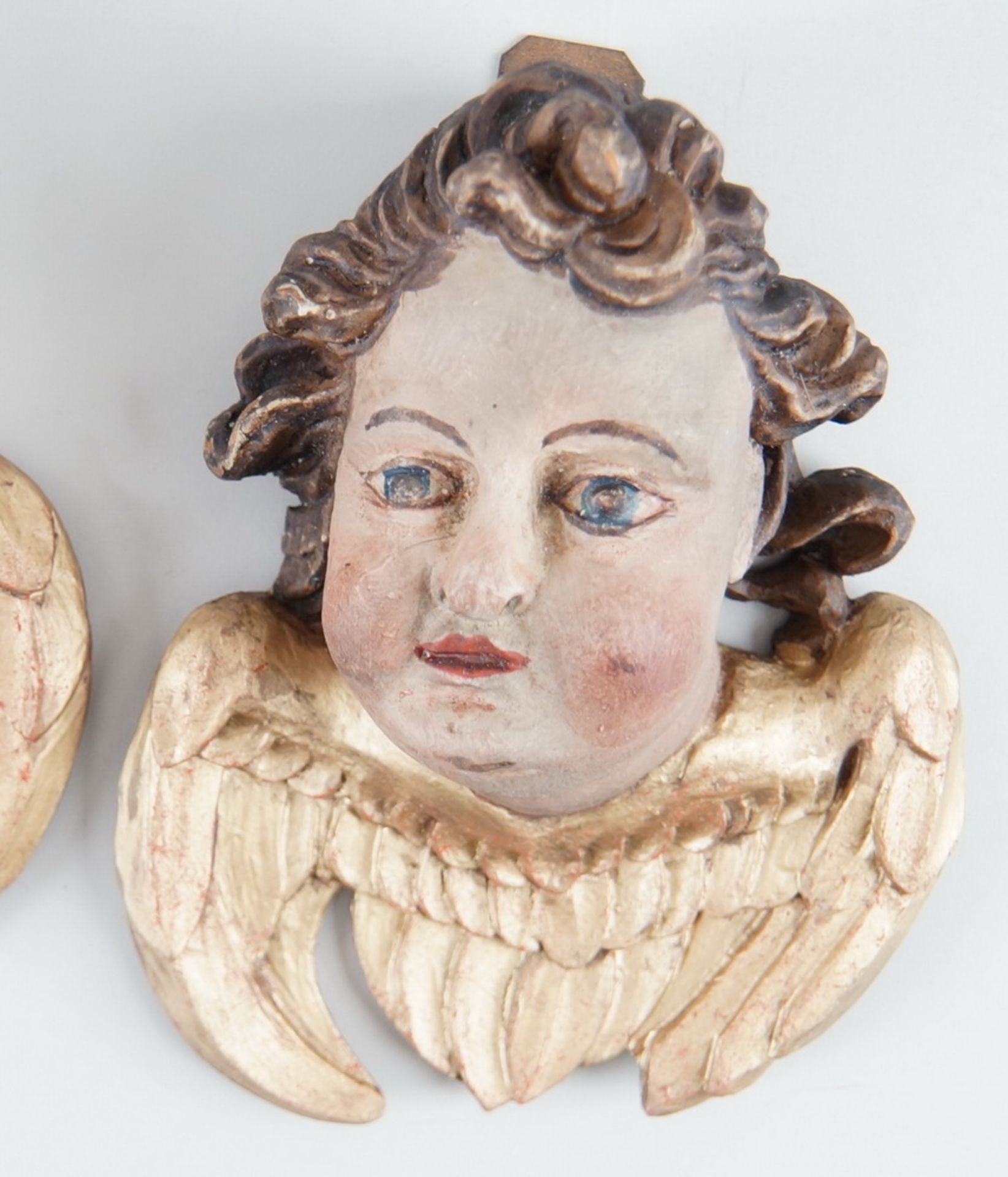 Paar Engelsköpfe mit Flügel, Holz geschnitzt und gefasst, 18. JH, rest., H ca. 20 cm - Bild 4 aus 5