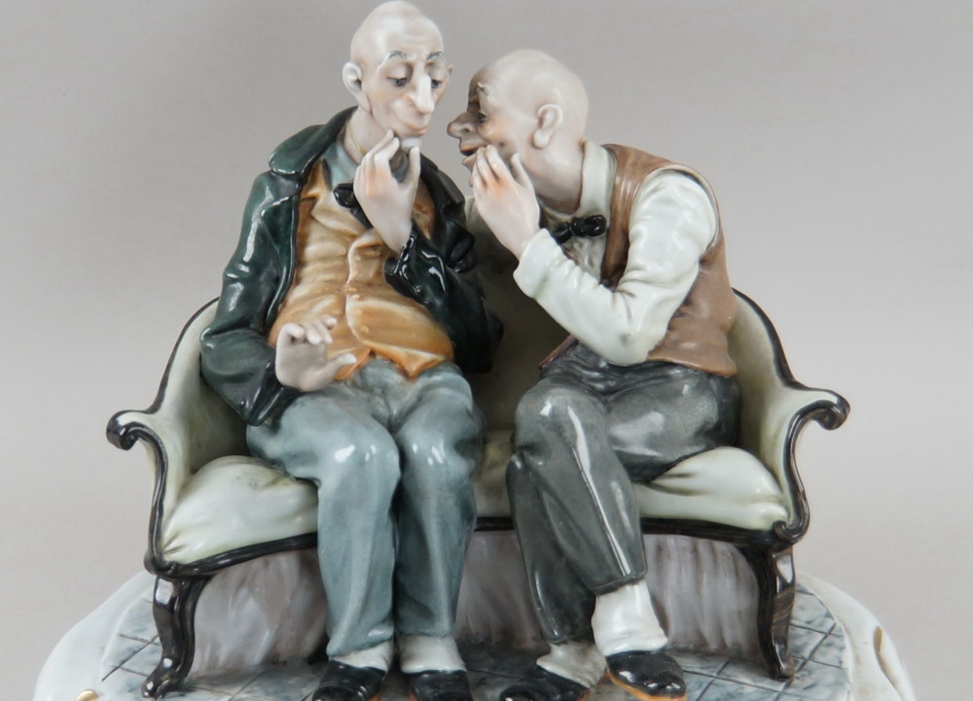 Männer beim angeregten Gespräch auf einer Bank sitzend, fein bemaltes Porzellan, auf der - Bild 2 aus 8