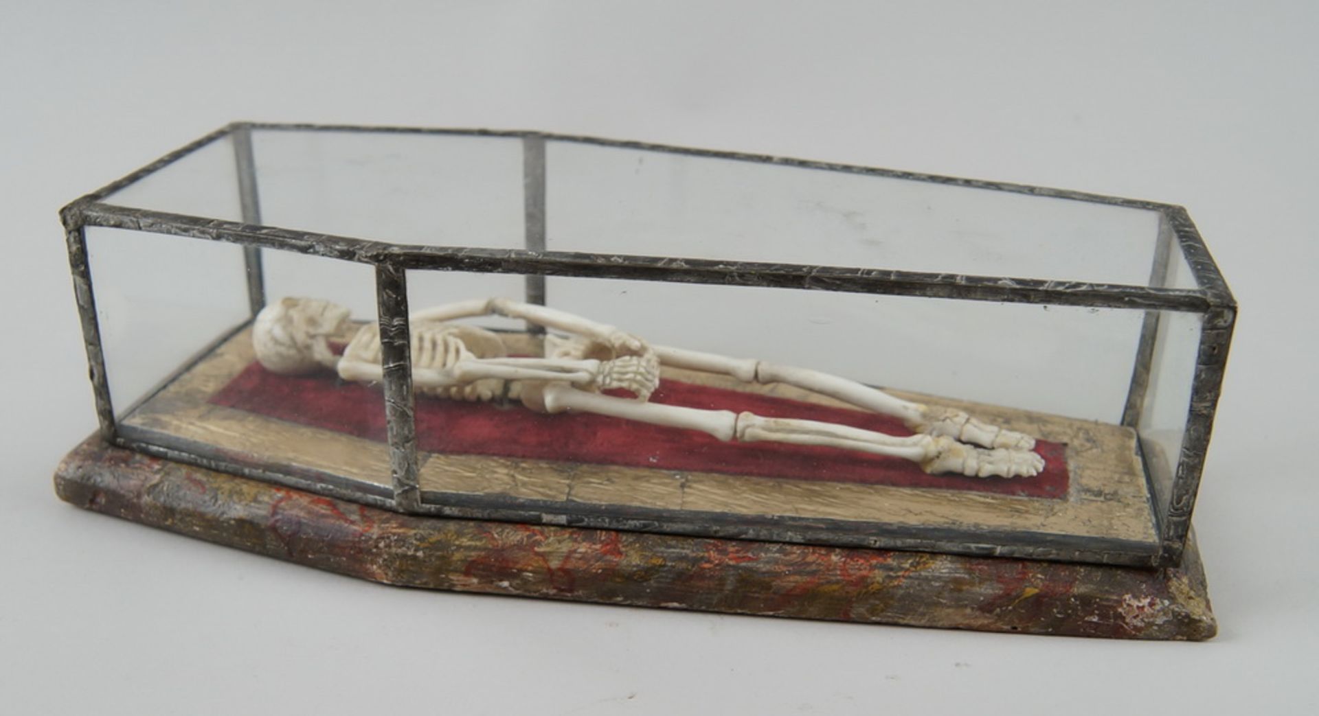 Memento Mori / die Vergänglichkeit, in Bein geschnitztes Skelett im Sarg, angebracht auf - Bild 2 aus 11