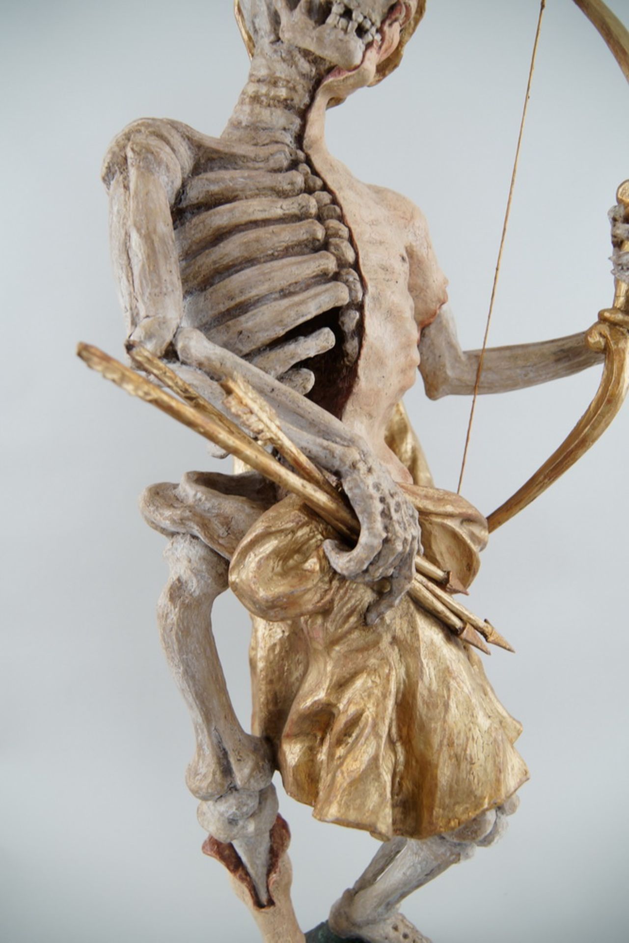 Memento Mori Skulptur mit Pfeil und Bogen, stehende, skelettierte Figur in Holz geschnitzt - Bild 9 aus 10