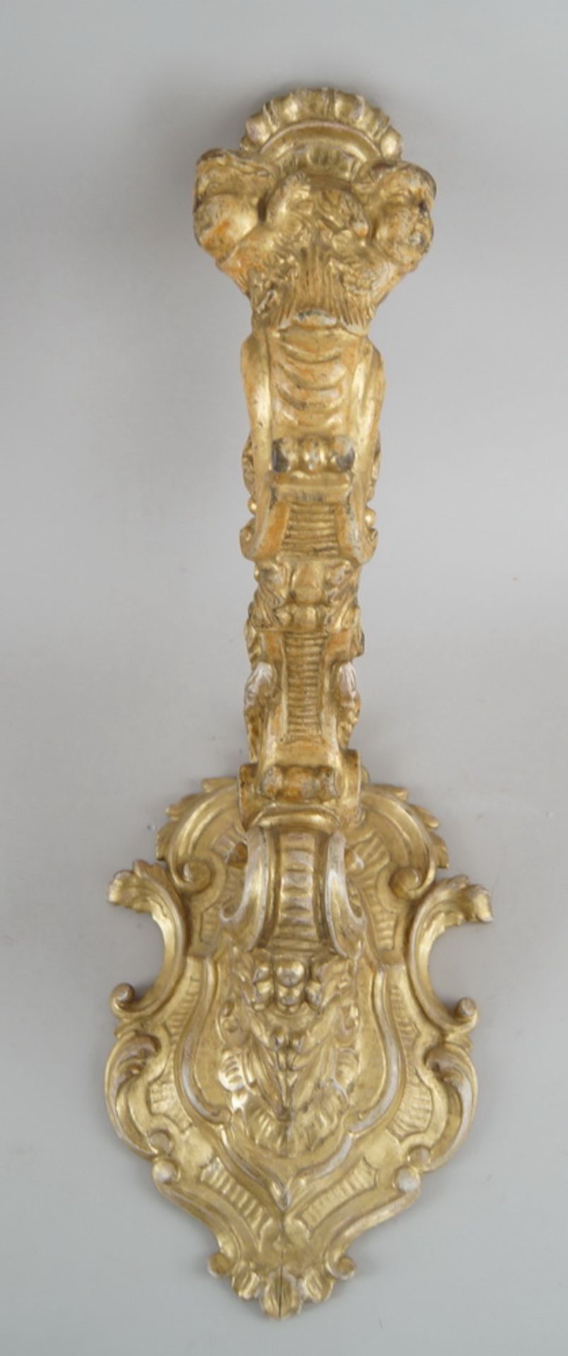 Prunkvoll geschnitzter Wandkerzenleuchter, vergoldet, 18. JH, Altersspuren, L 36 cm, H 49 - Bild 8 aus 11