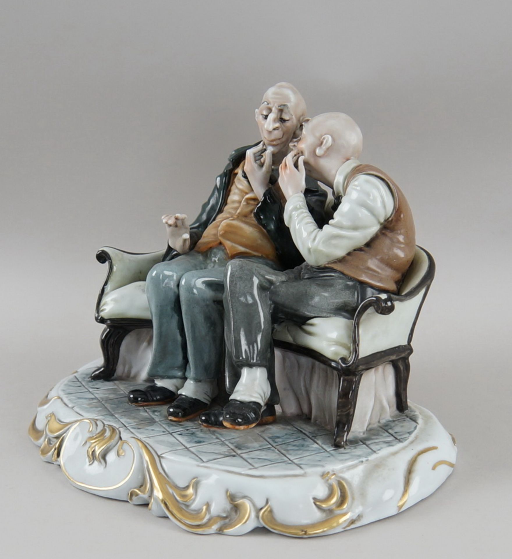 Männer beim angeregten Gespräch auf einer Bank sitzend, fein bemaltes Porzellan, auf der - Bild 5 aus 8