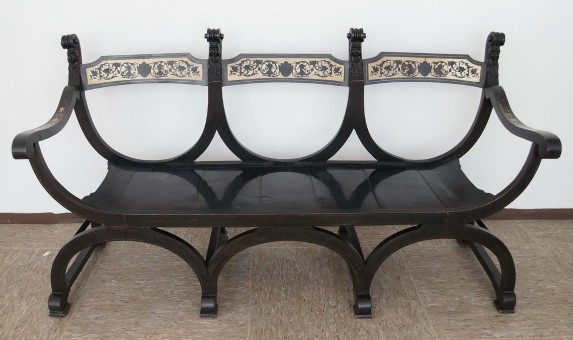 Prunkvolle Sitzbank, ebonisiertes Holzgestell mit reichlichen Elfenbein - Intarsien,