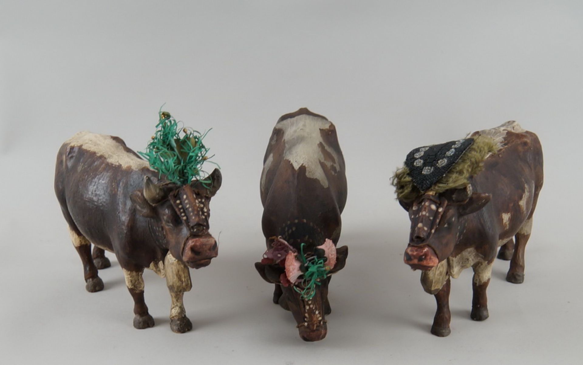 Drei Kühe mit prächtigen Almbuschen, Holz geschnitzt und gefasst, detailgetreu gearbeitet,