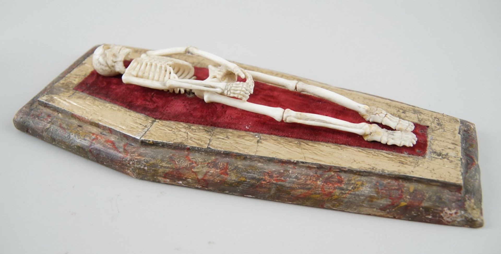 Memento Mori / die Vergänglichkeit, in Bein geschnitztes Skelett im Sarg, angebracht auf - Bild 7 aus 11
