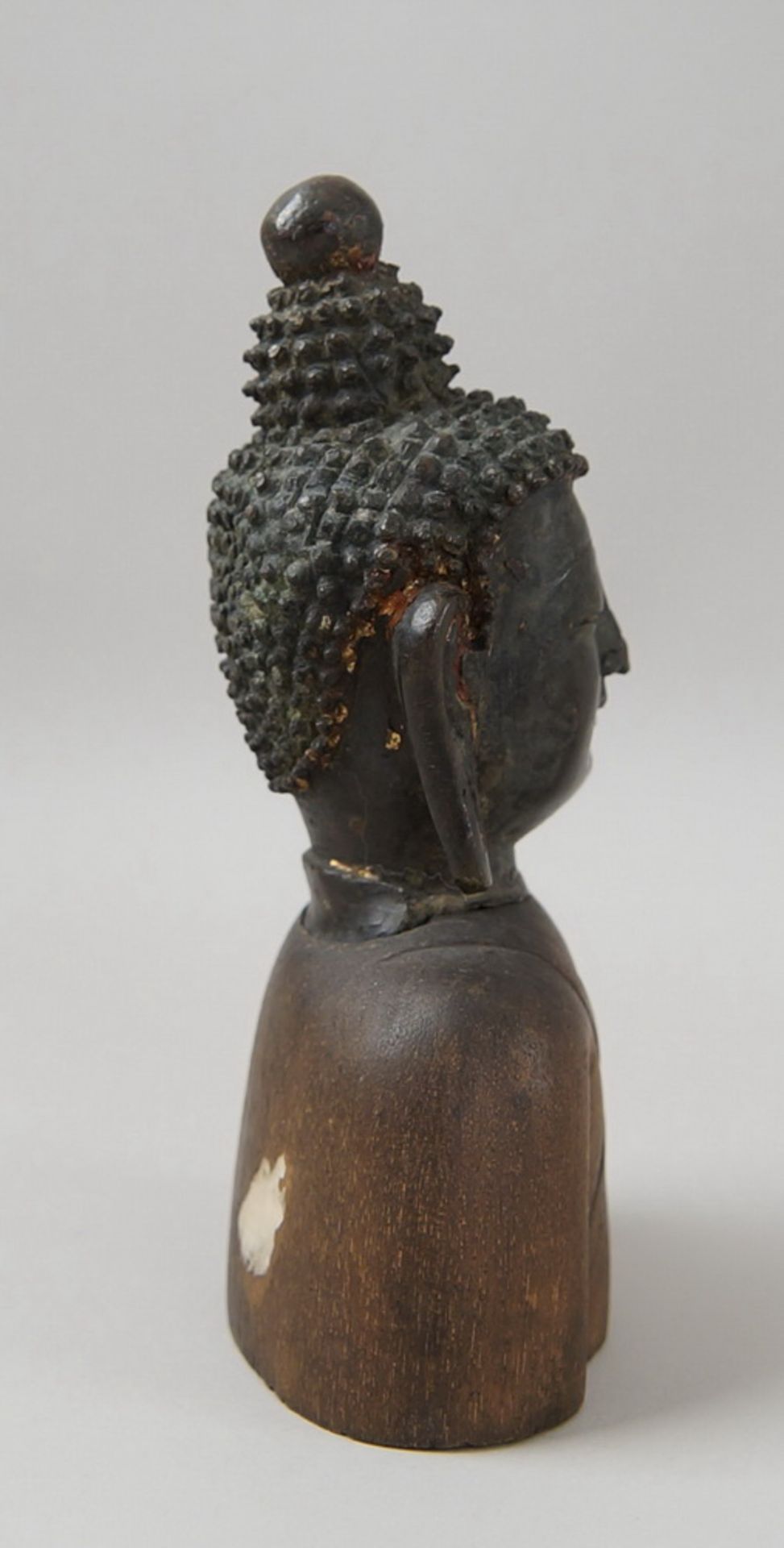 Buddha Kopf Bronze, auf Holzkorpus, Altersspuren, 19. JH, 14,5 cm - Bild 5 aus 6