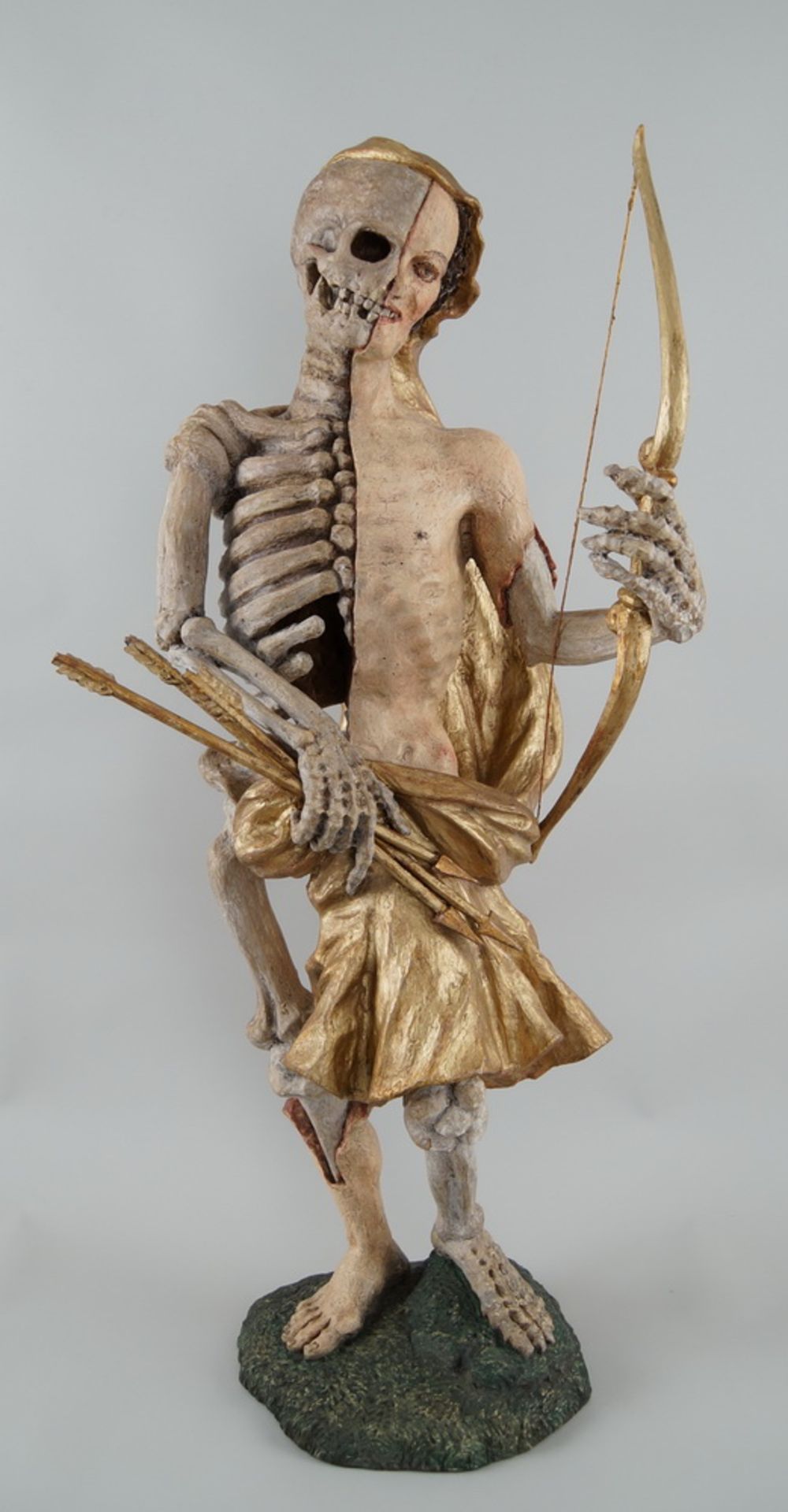 Memento Mori Skulptur mit Pfeil und Bogen, stehende, skelettierte Figur in Holz geschnitzt