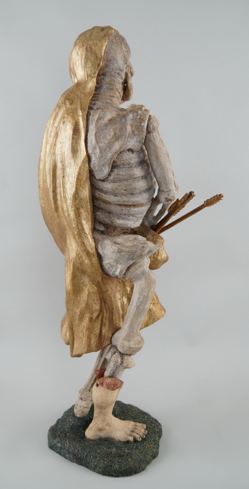 Memento Mori Skulptur mit Pfeil und Bogen, stehende, skelettierte Figur in Holz geschnitzt - Bild 3 aus 10