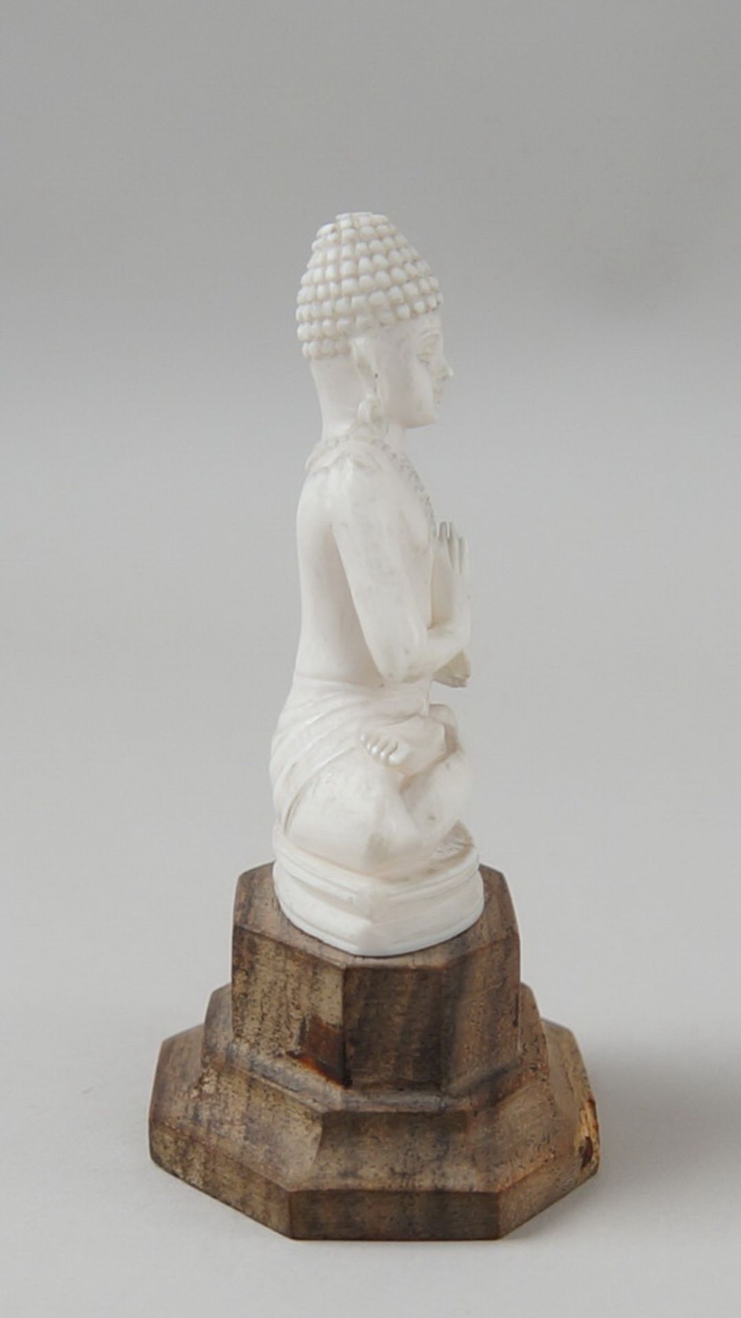Filigran geschnitzter Buddha in Elfenbein auf Holzsockel, 19. JH, H 9 cm - Bild 4 aus 5