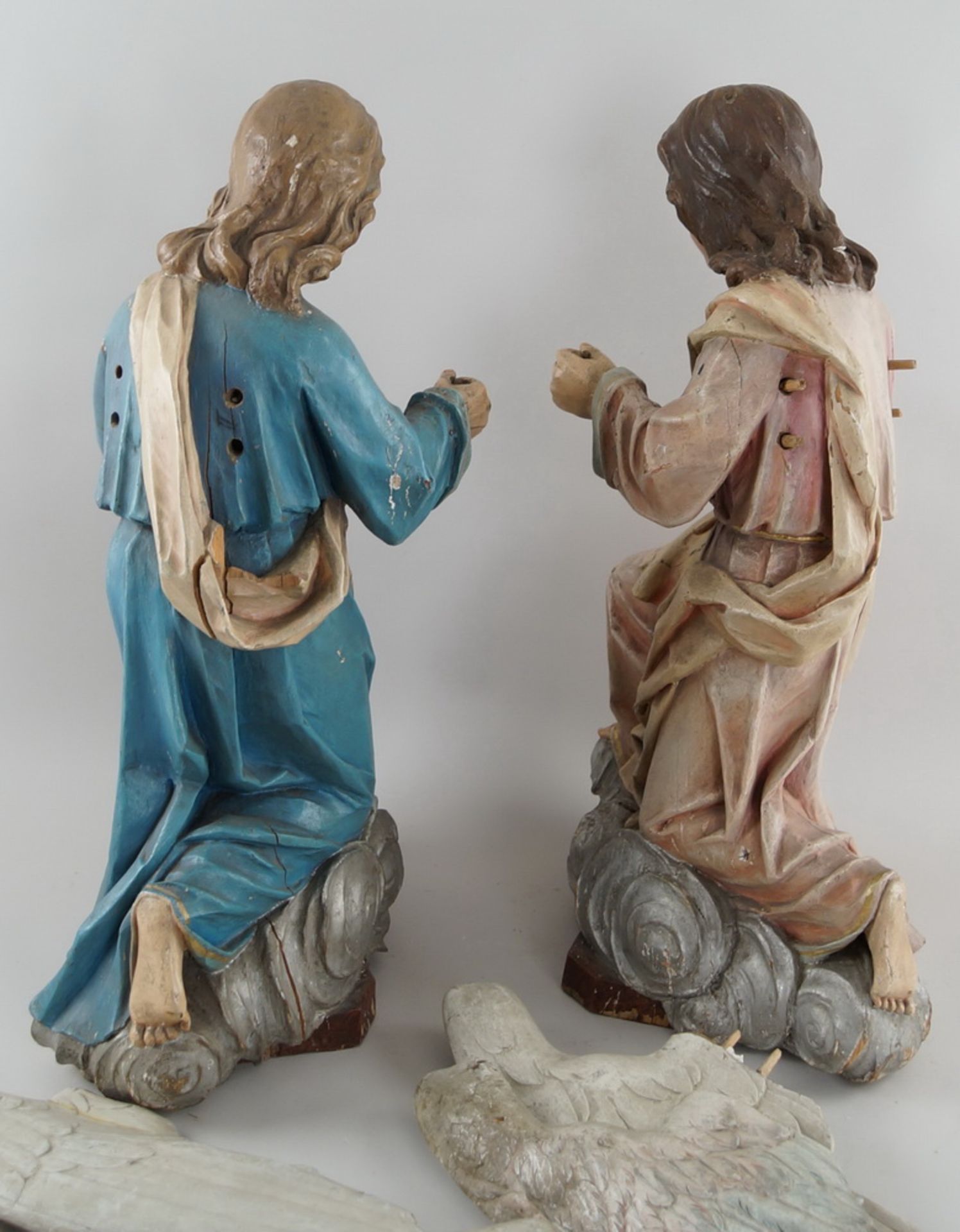 Zwei kniende Engel mit Flügel, 18. JH, Holz geschnitzt und gefasst, rest.-bed., H je 73cm - Bild 15 aus 15