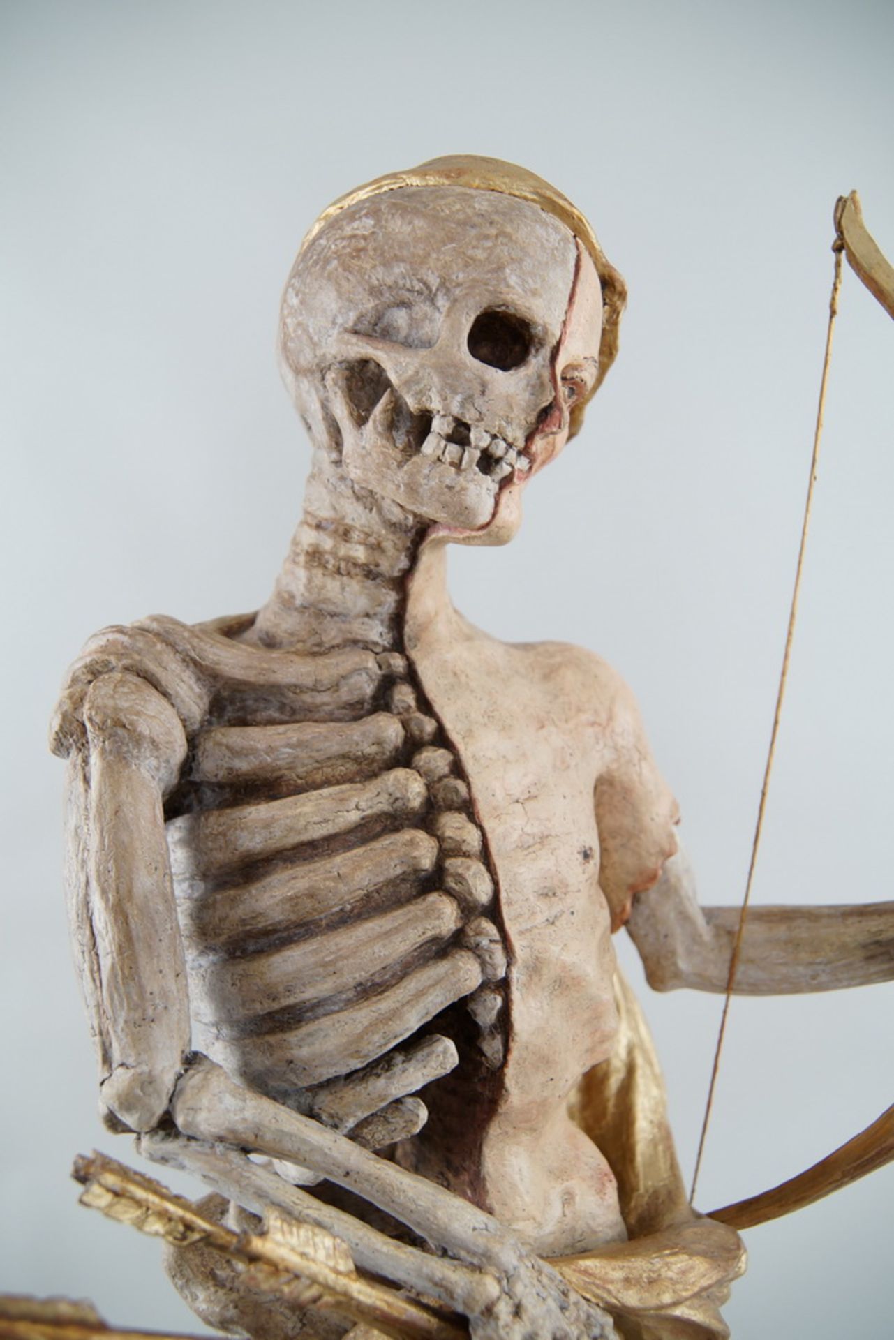 Memento Mori Skulptur mit Pfeil und Bogen, stehende, skelettierte Figur in Holz geschnitzt - Bild 10 aus 10