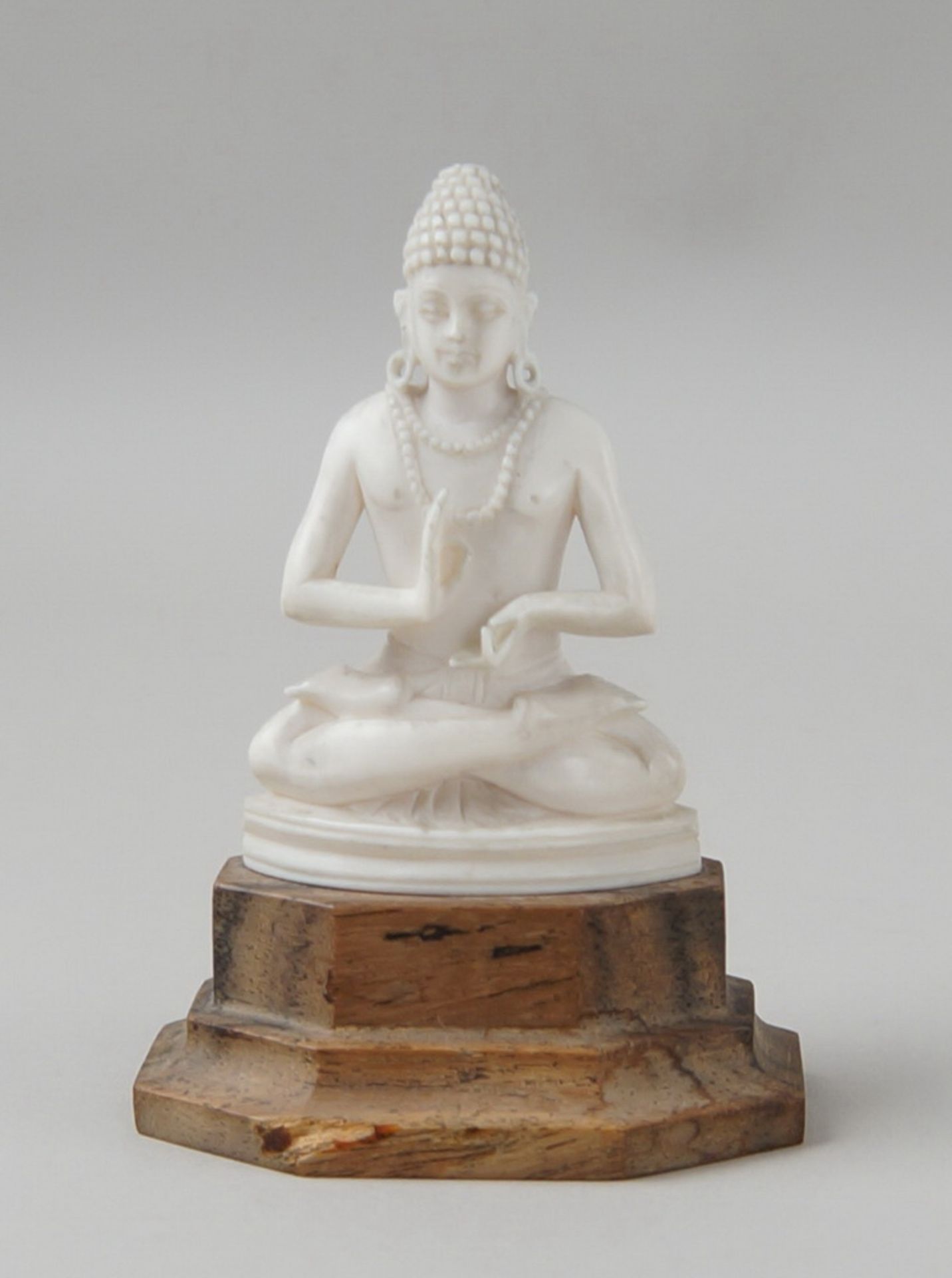 Filigran geschnitzter Buddha in Elfenbein auf Holzsockel, 19. JH, H 9 cm - Bild 2 aus 5