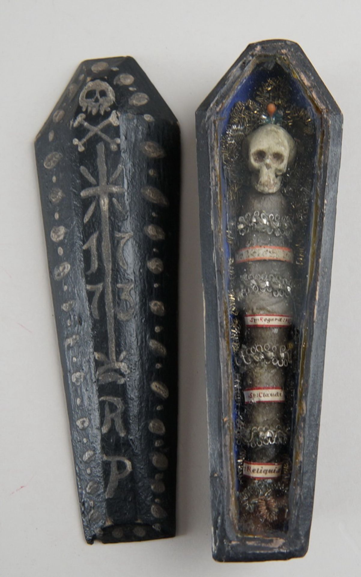 Zartes Tödlein / Memento Mori, Skelett in einem Holzsarg, hinter Glas, mit Reliquien, - Bild 3 aus 8