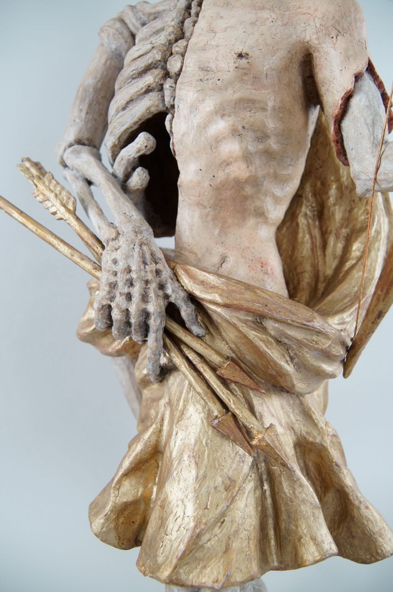 Memento Mori Skulptur mit Pfeil und Bogen, stehende, skelettierte Figur in Holz geschnitzt - Bild 7 aus 10