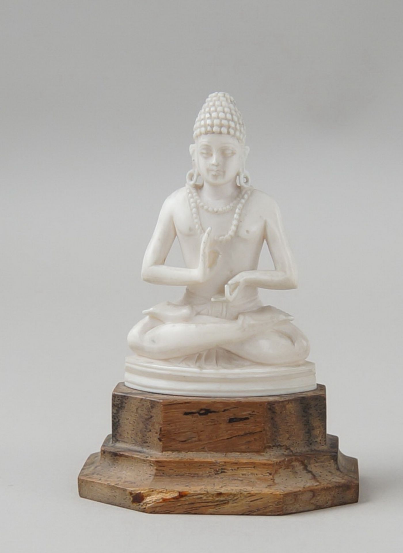 Filigran geschnitzter Buddha in Elfenbein auf Holzsockel, 19. JH, H 9 cm