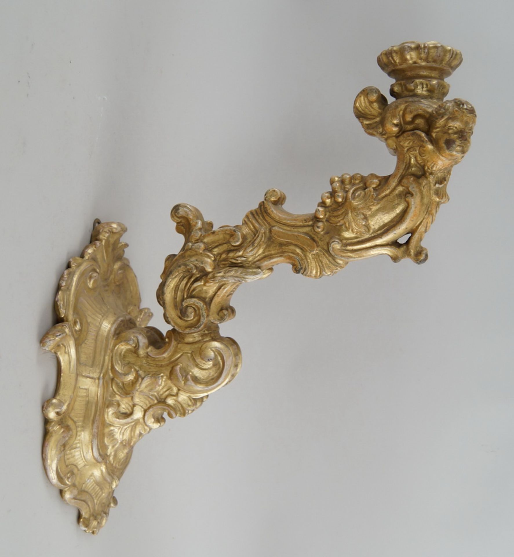 Prunkvoll geschnitzter Wandkerzenleuchter, vergoldet, 18. JH, Altersspuren, L 36 cm, H 49 - Bild 9 aus 11