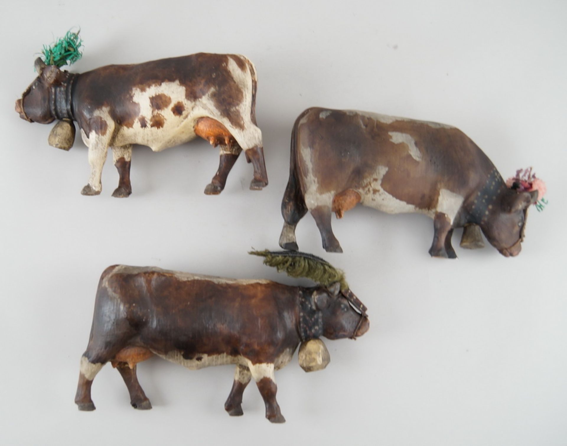 Drei Kühe mit prächtigen Almbuschen, Holz geschnitzt und gefasst, detailgetreu gearbeitet, - Bild 9 aus 9