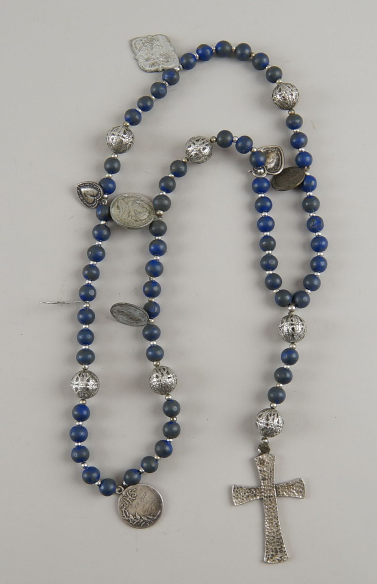 Rosenkranz mit blauen Perlen, Silberkugeln und weiteren Behängnissen, Kreuz, L 53cm - Bild 3 aus 3