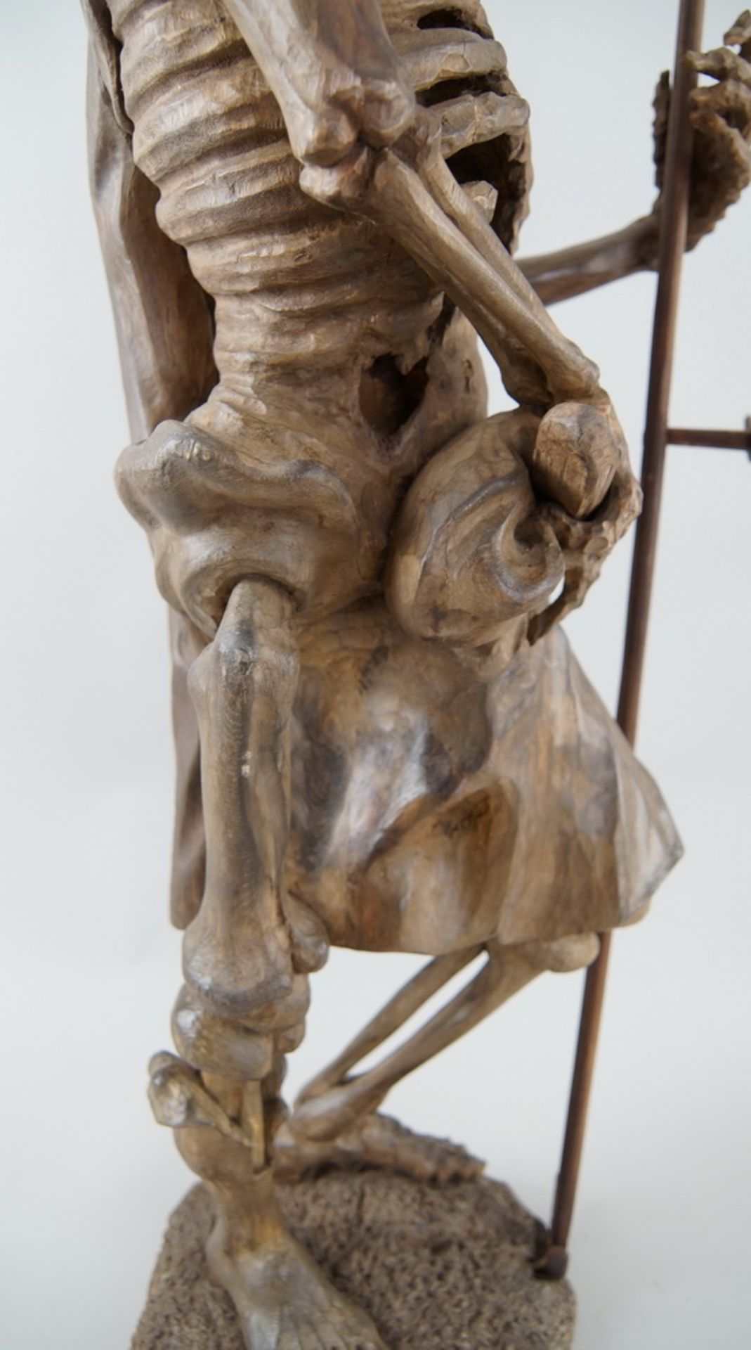Memento Mori Skulptur / der Tod, mit Sense, stehende, skelettierte Figur in Holzgeschnitzt und - Bild 8 aus 15
