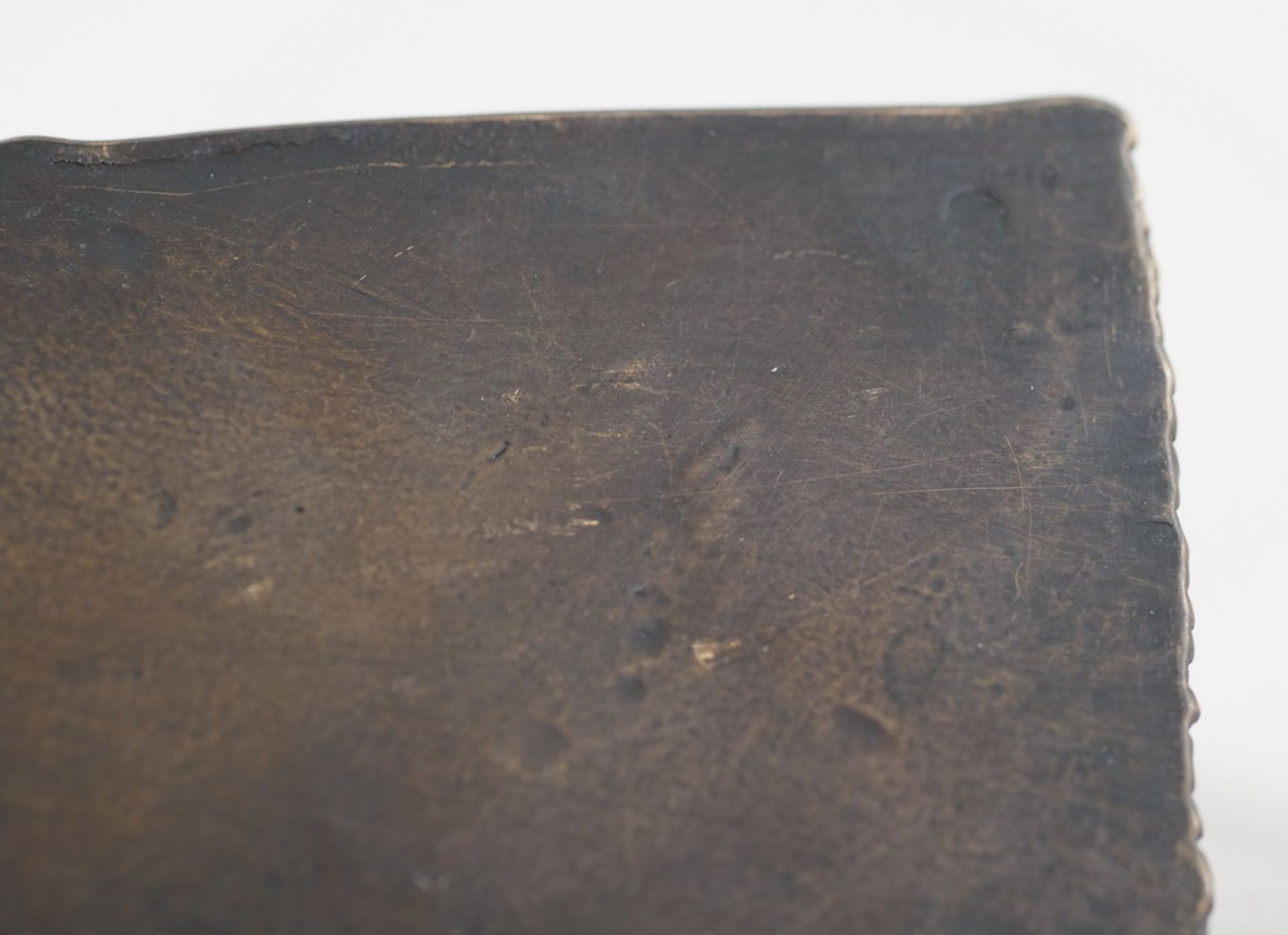 Zarte Wiener Bronze, Dame mit Dackel auf einem Teppich, 4x6x4,5cm - Bild 8 aus 9