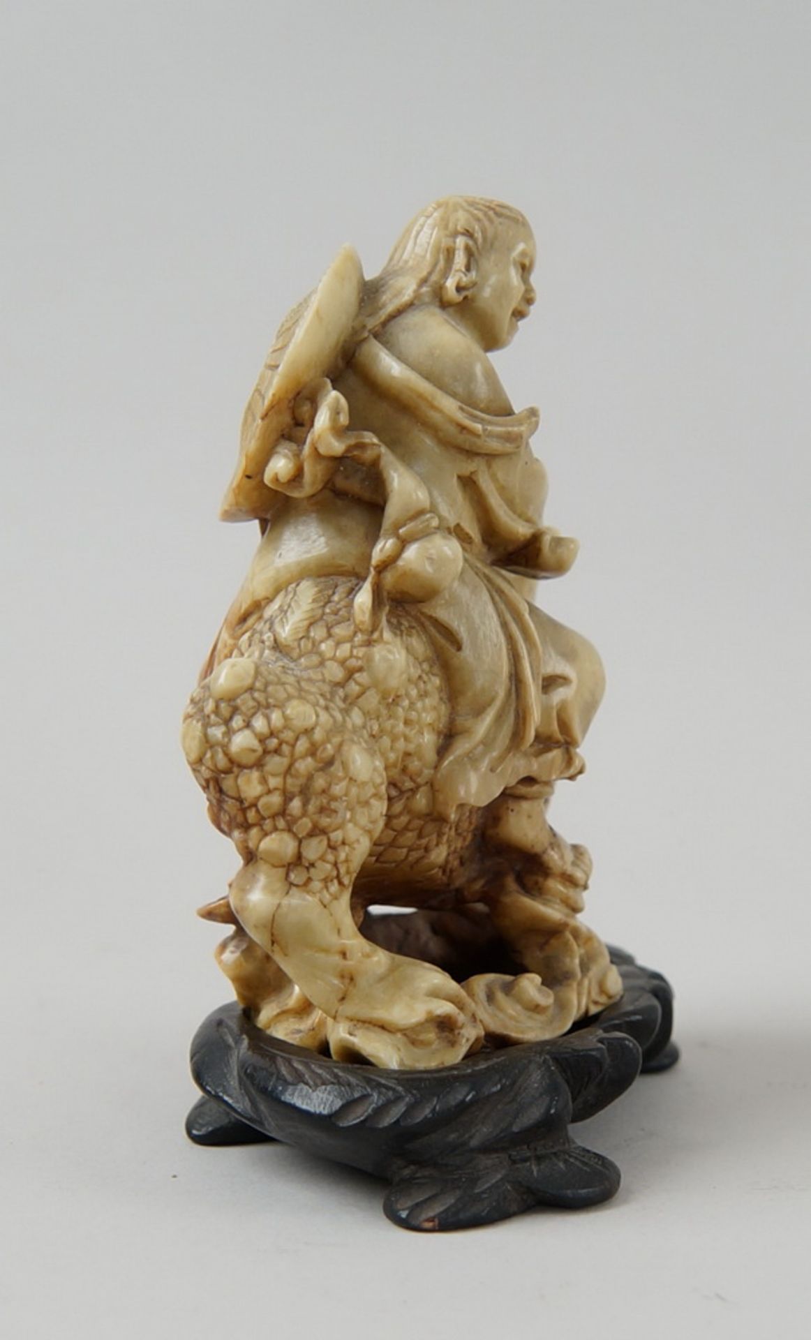 Asiatischer Reiter auf Fuhund, fein geschnitztes Jade, auf Sockel, 12,5x9,5x6cm - Bild 5 aus 7