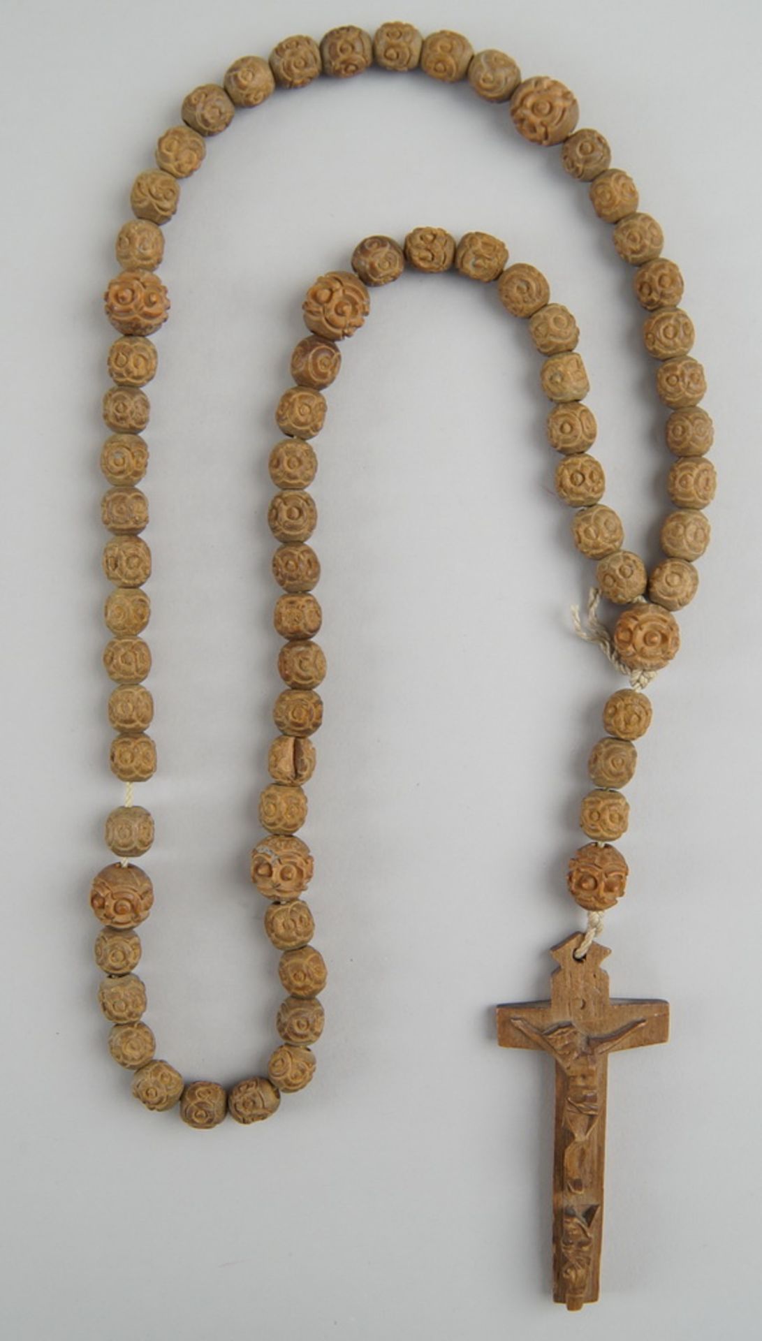 Rosenkranz aus fein geschnitzten Perlen und Holzkreuz, Altersspuren, L 52cm - Bild 2 aus 3
