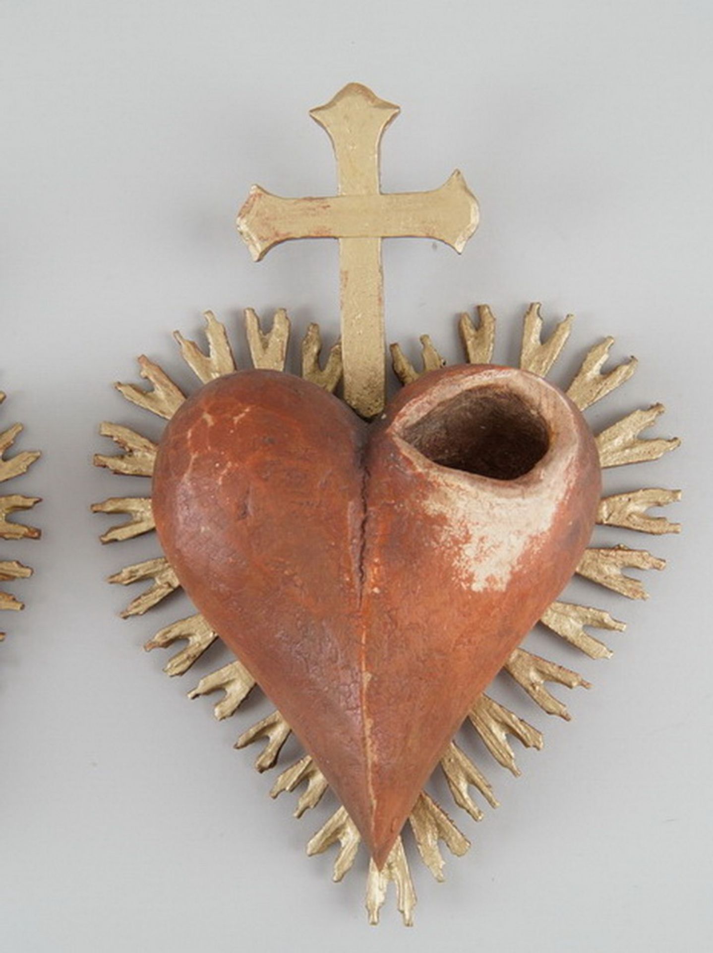 Herz Jesus und Herz Maria, Holz geschnitzt und gefasst, vergoldet, je ca. 26x19cm - Bild 4 aus 5