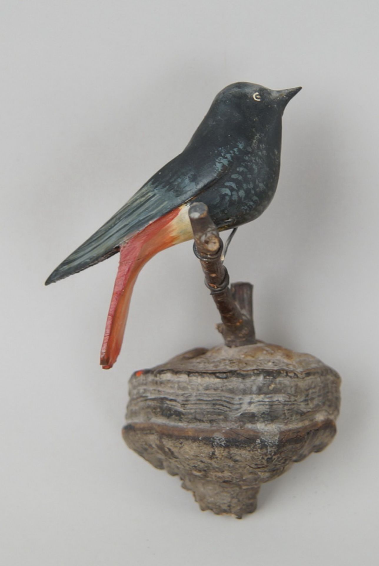 Singvogel auf Ast, Holz geschnitzt, bunt bemalt, H 17 cm