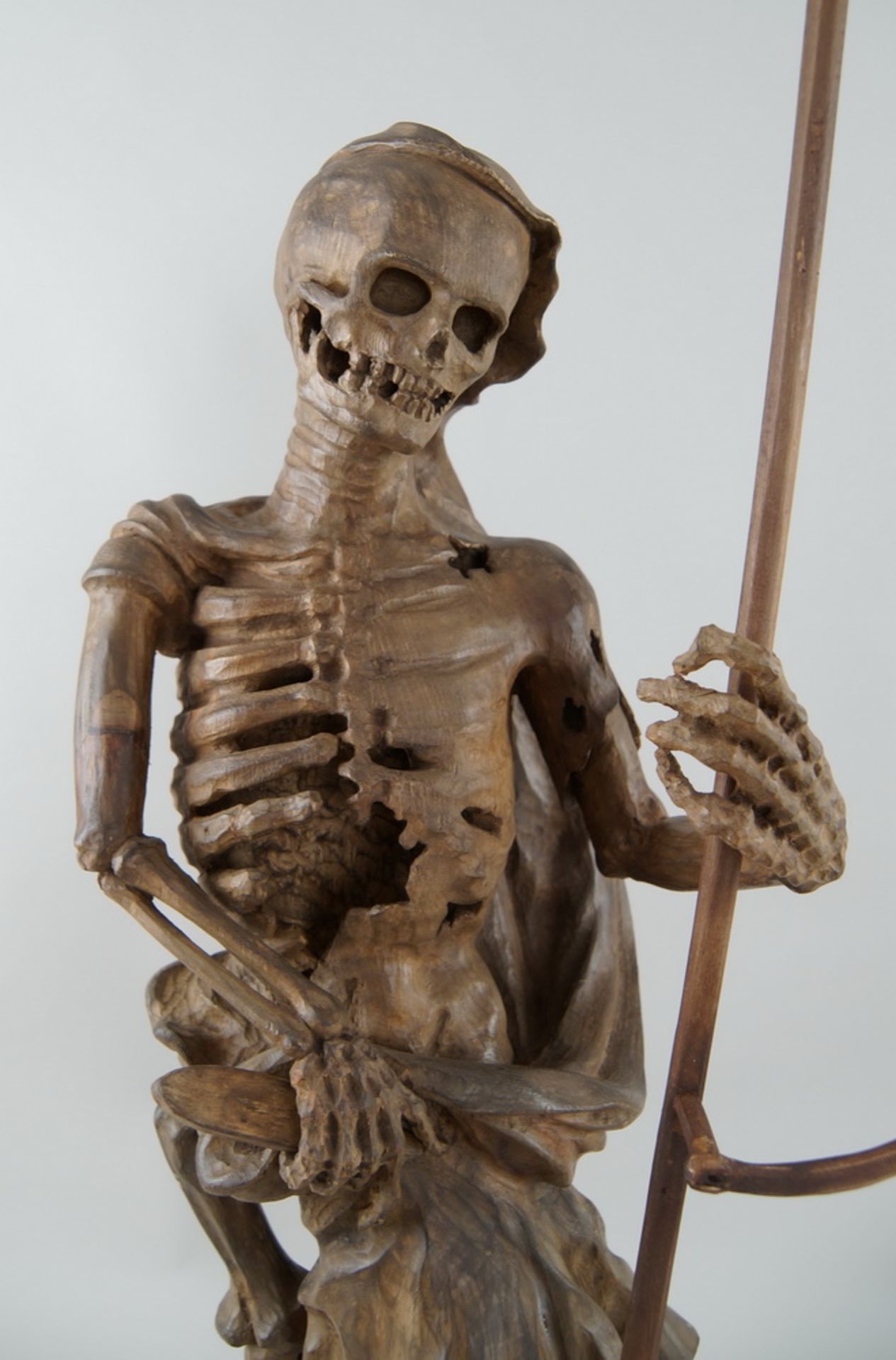 Memento Mori Skulptur / der Tod, mit Sense, stehende, skelettierte Figur in Holzgeschnitzt und - Bild 3 aus 15