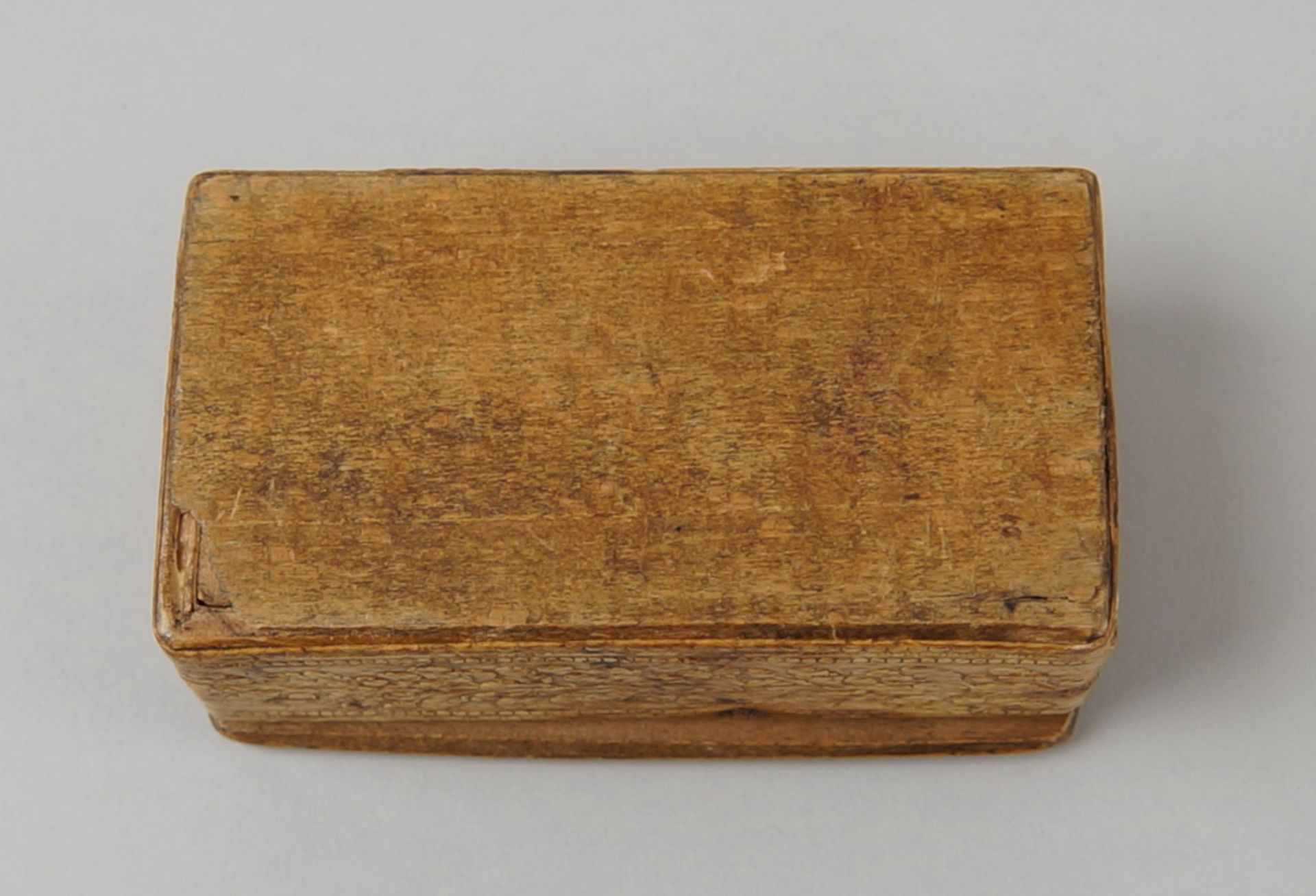 Schnupftabakdose, Birke geschnitzt, mit Jagddarstellung, 3,5x9x5cm - Bild 7 aus 7