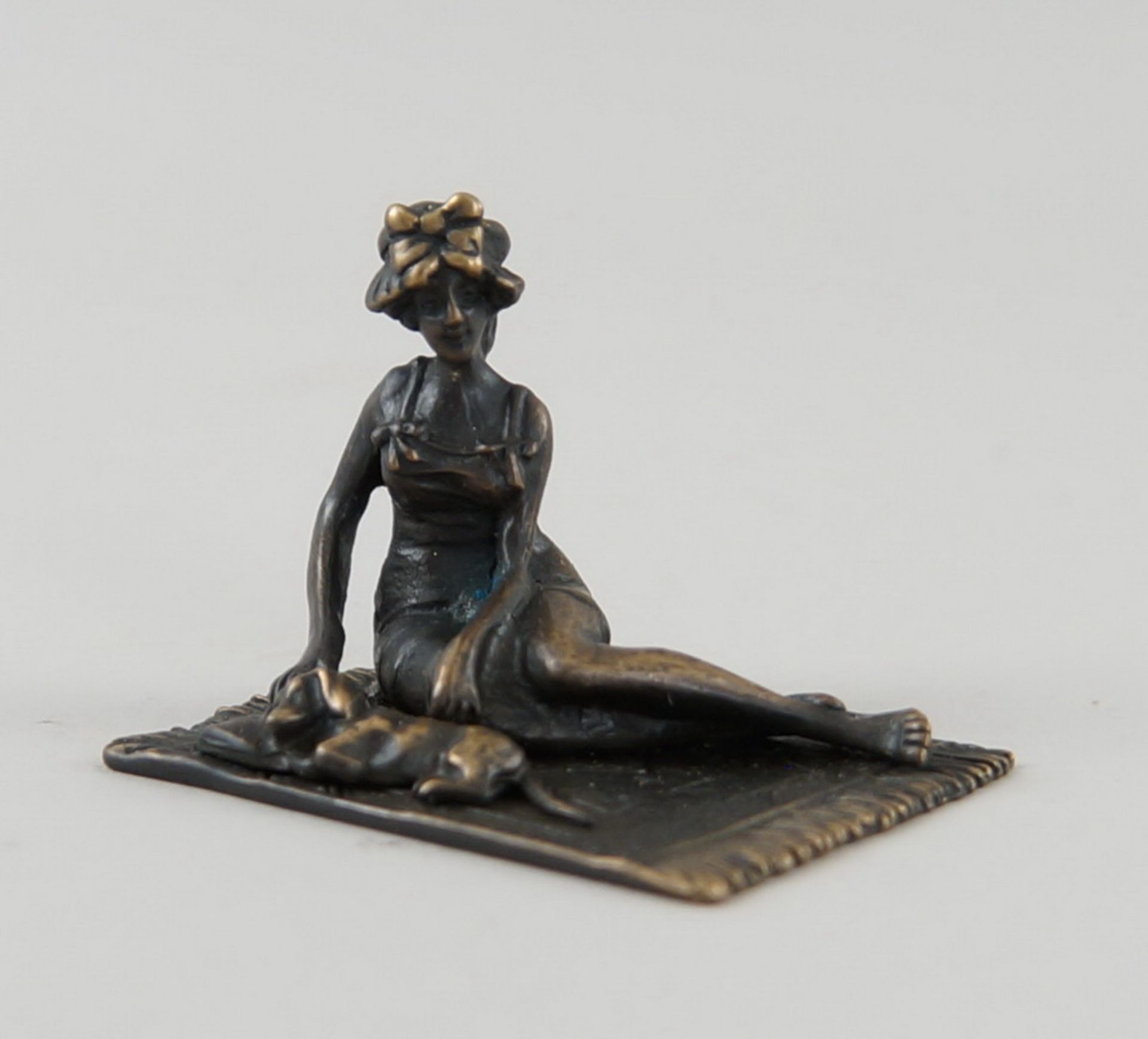 Zarte Wiener Bronze, Dame mit Dackel auf einem Teppich, 4x6x4,5cm - Bild 2 aus 9