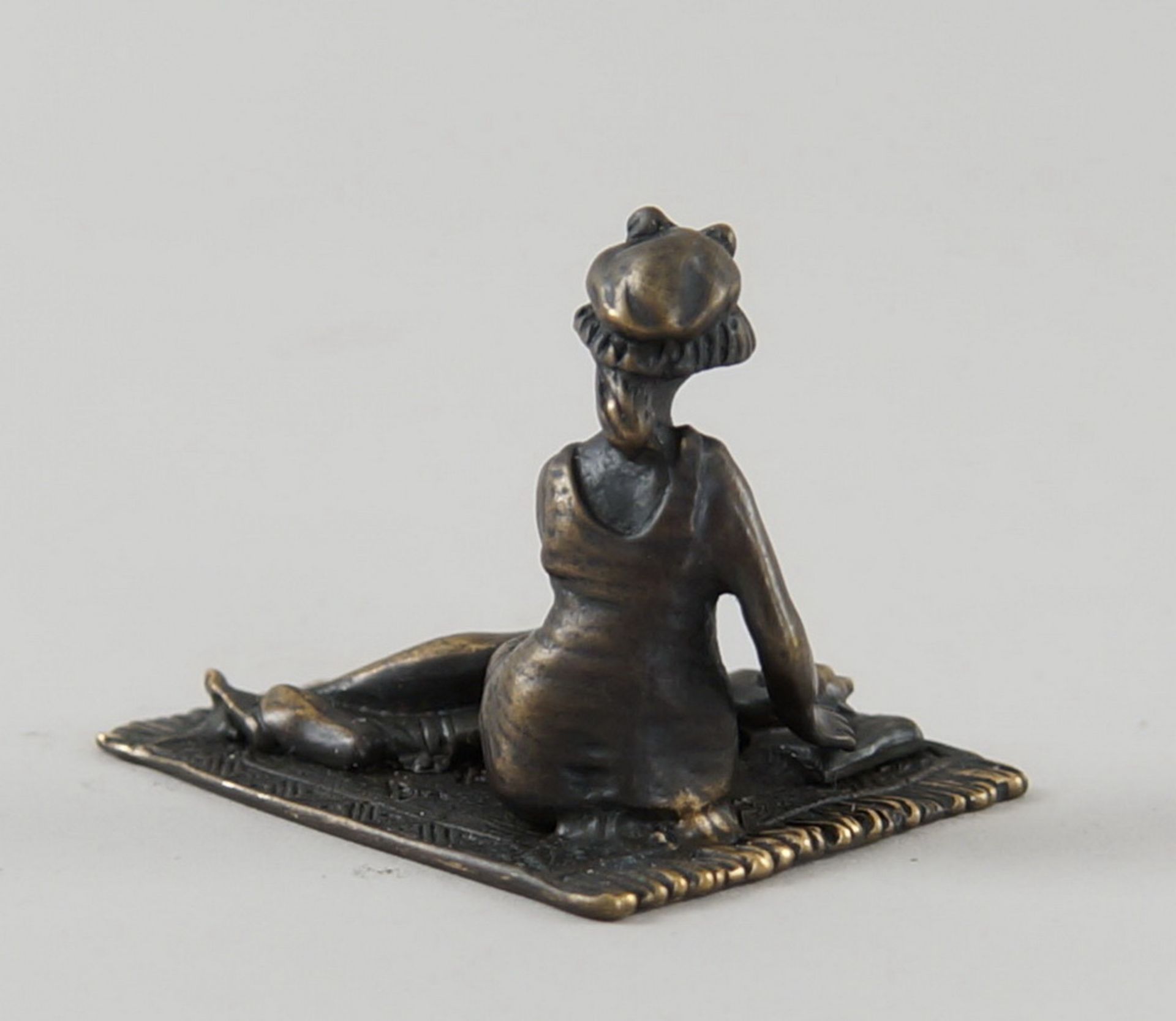 Zarte Wiener Bronze, Dame mit Dackel auf einem Teppich, 4x6x4,5cm - Bild 5 aus 9