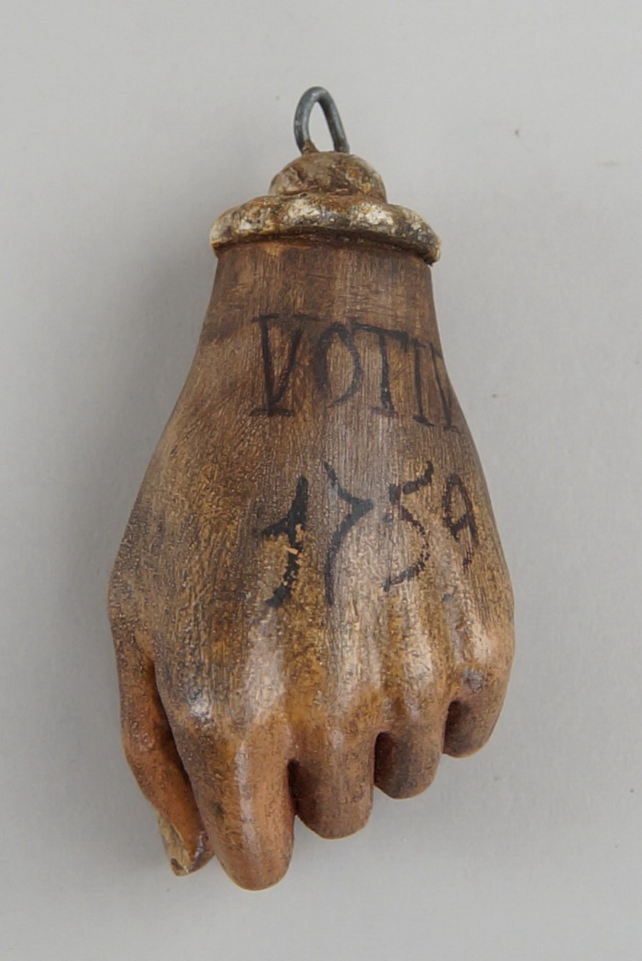 Votivgabe, Hand, Holz geschnitzt und gefasst, datiert 1759, 8,5cm